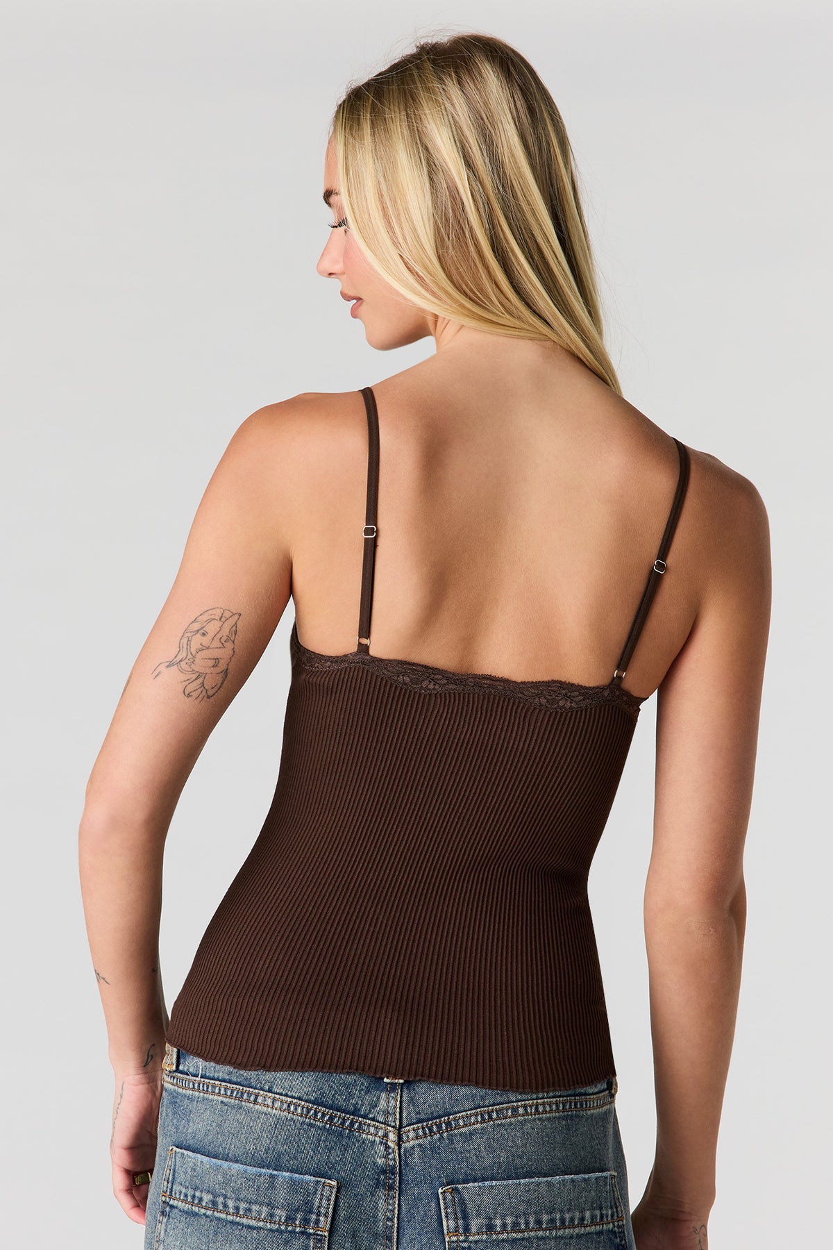 Vue alternative 2. Camisole côtelée sans couture avec liséré de dentelle