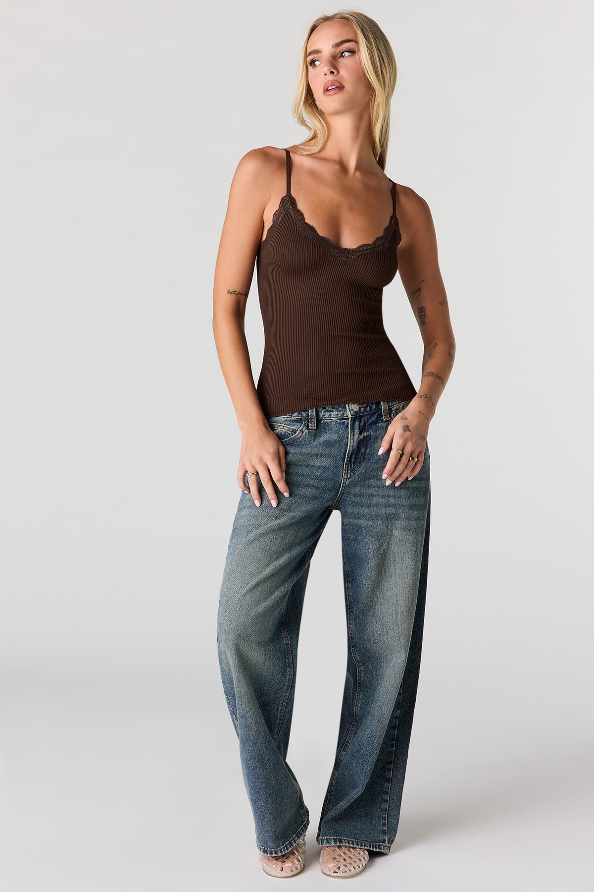 Vue alternative 3. Camisole côtelée sans couture avec liséré de dentelle