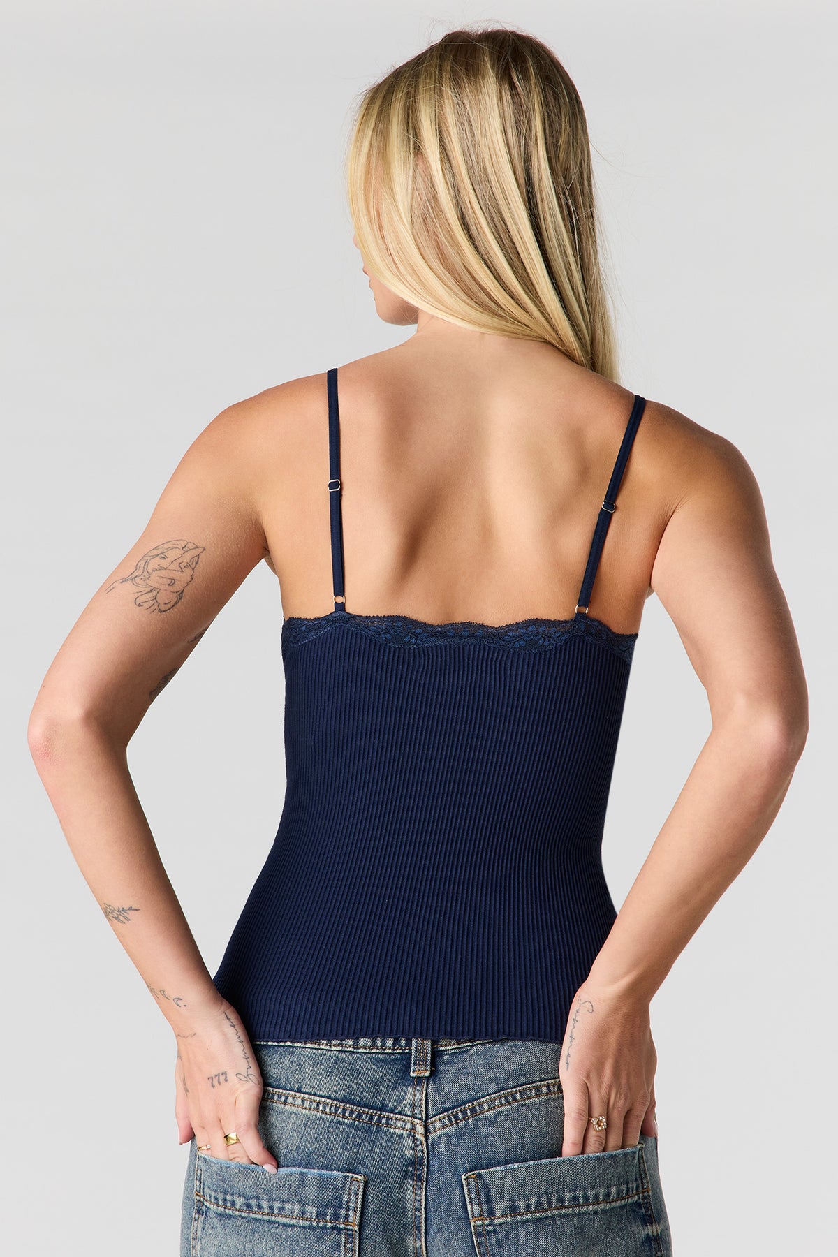 Vue alternative 2. Camisole côtelée sans couture avec liséré de dentelle