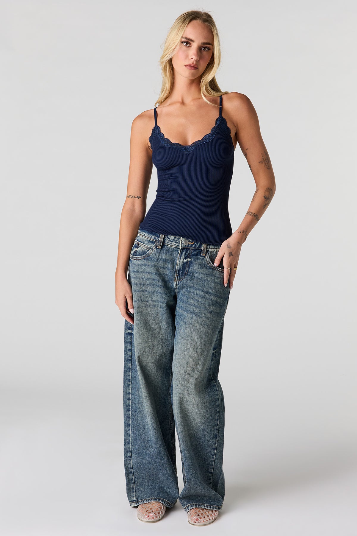 Vue alternative 3. Camisole côtelée sans couture avec liséré de dentelle