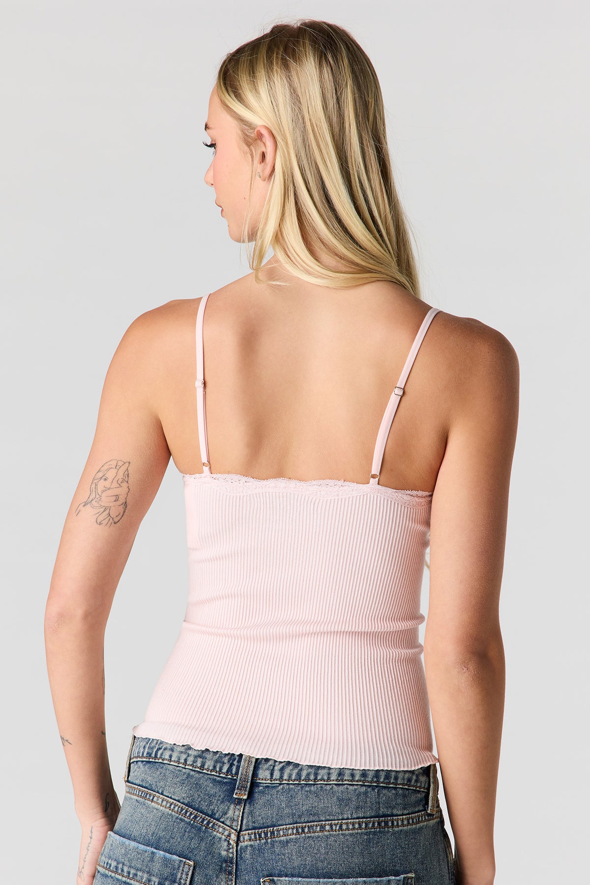 Vue alternative 2. Camisole côtelée sans couture avec liséré de dentelle