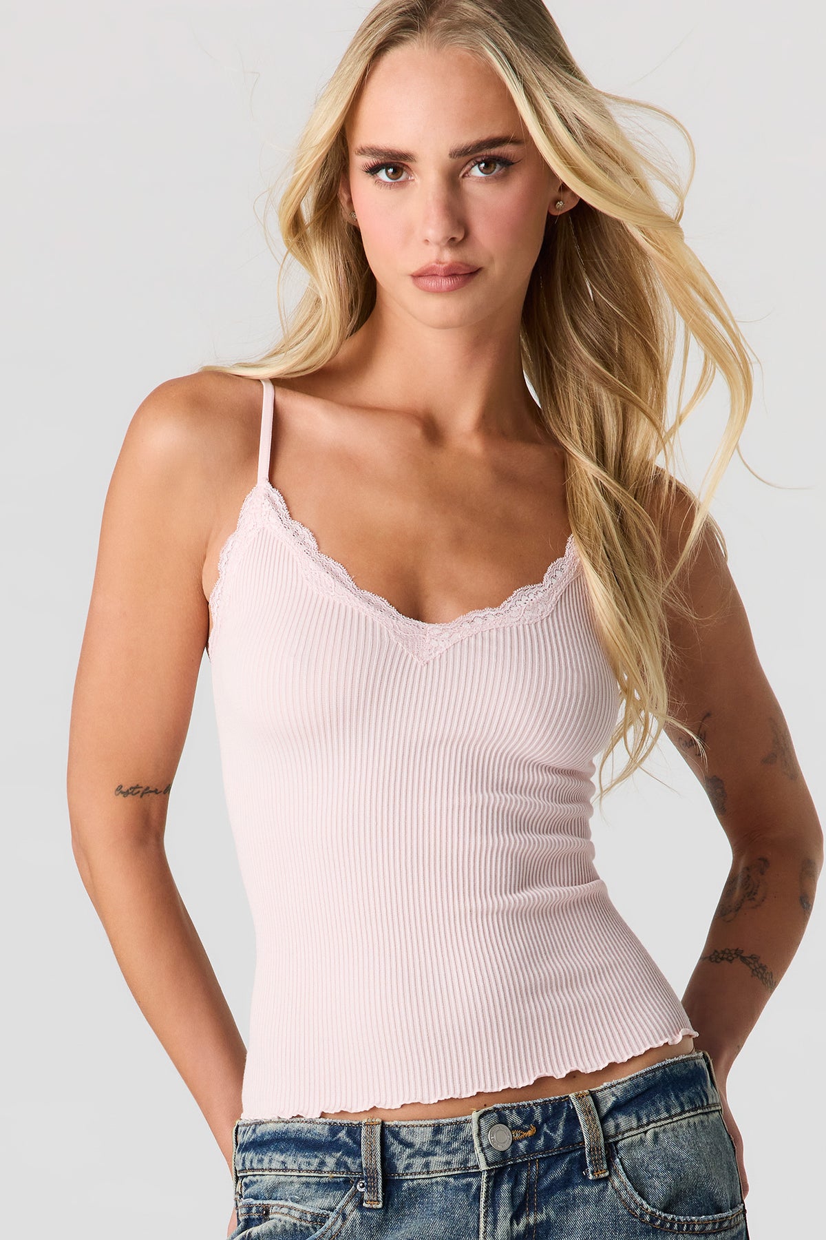 Camisole côtelée sans couture avec liséré de dentelle