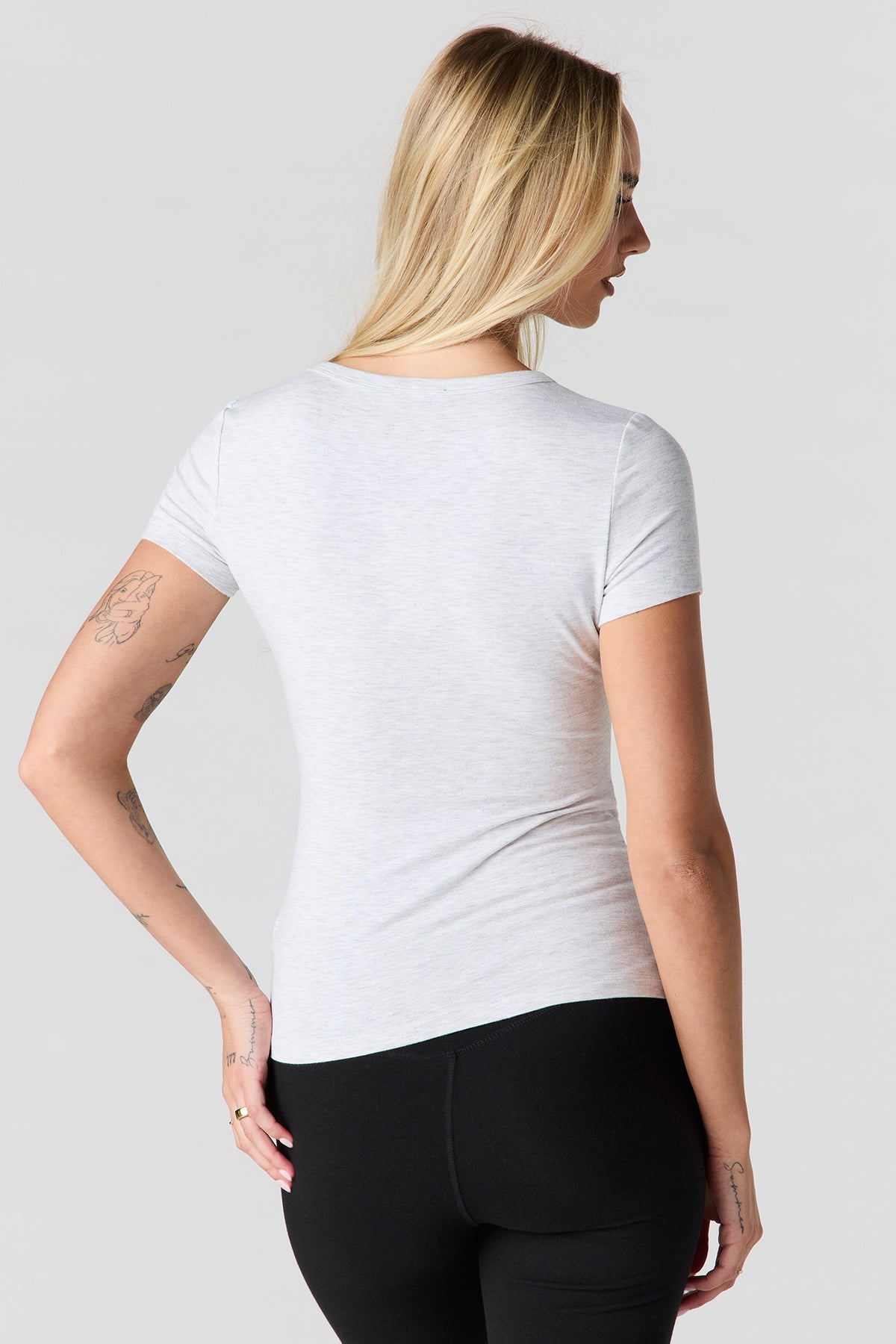 Vue alternative 2. T-shirt à encolure en V