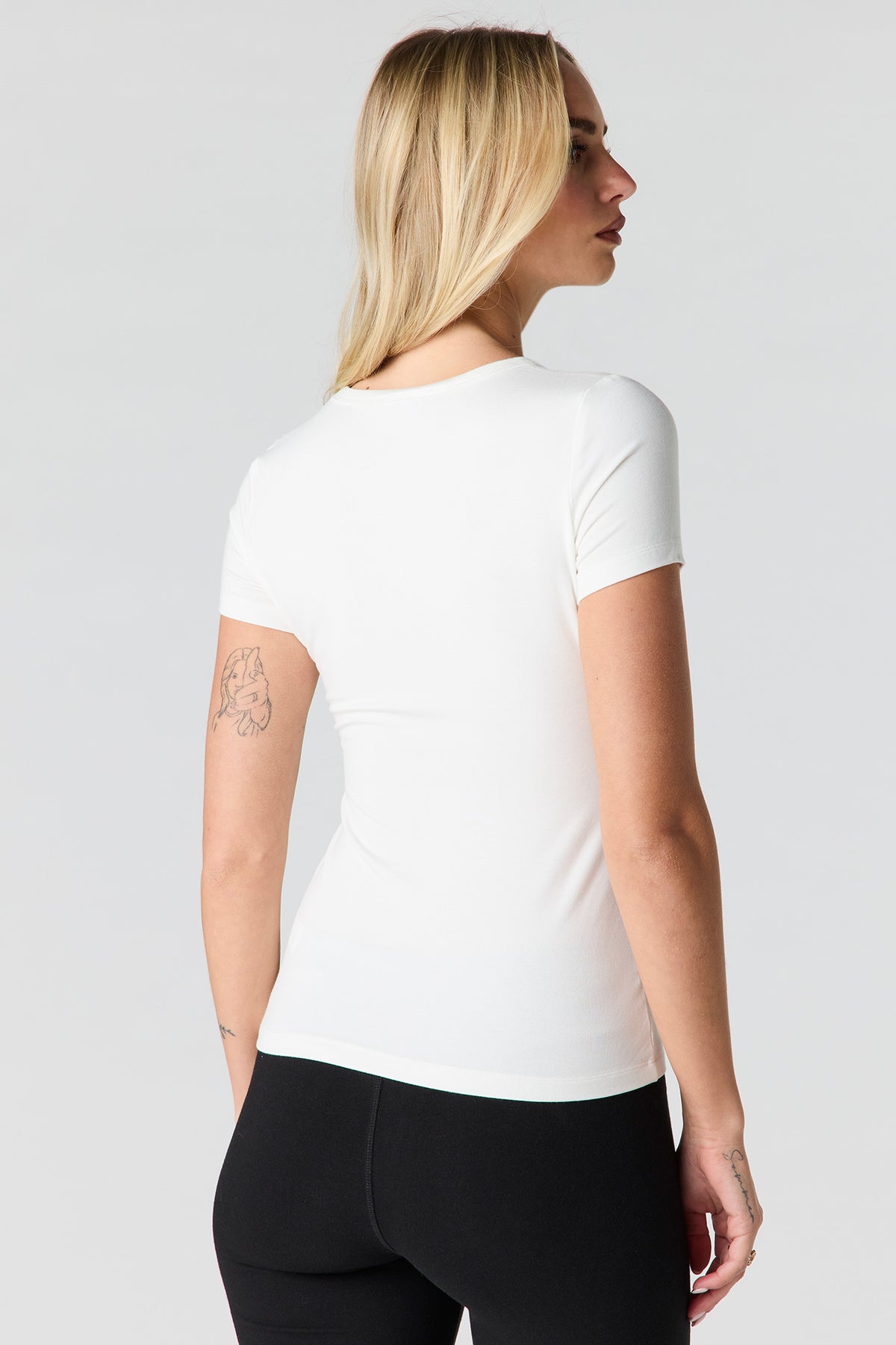 Vue alternative 2. T-shirt à encolure en V