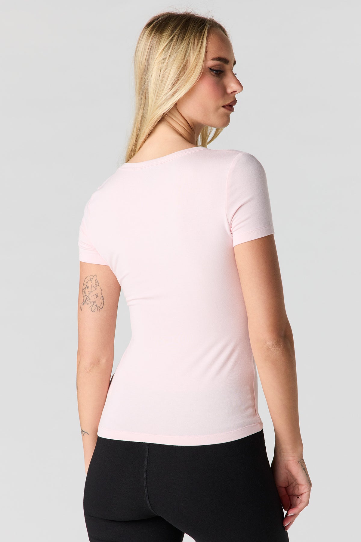 Vue alternative 2. T-shirt à encolure en V