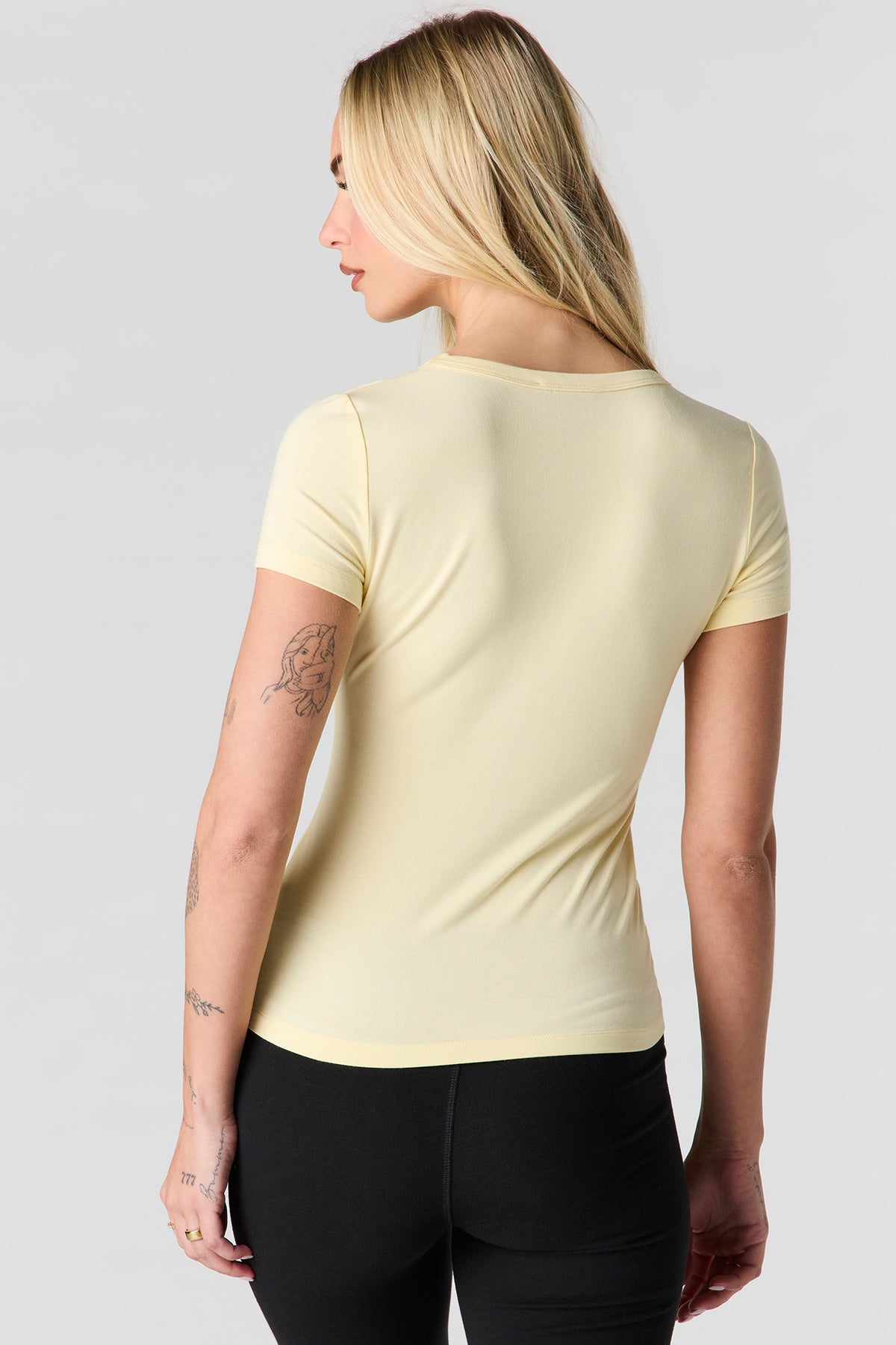 Vue alternative 2. T-shirt à encolure en V