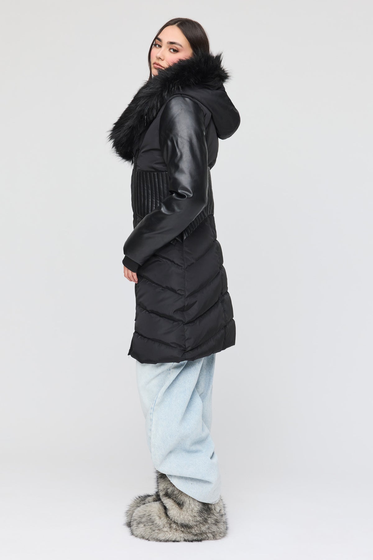 Vue alternative 2. Blouson bouffant à capuchon avec similifourrure