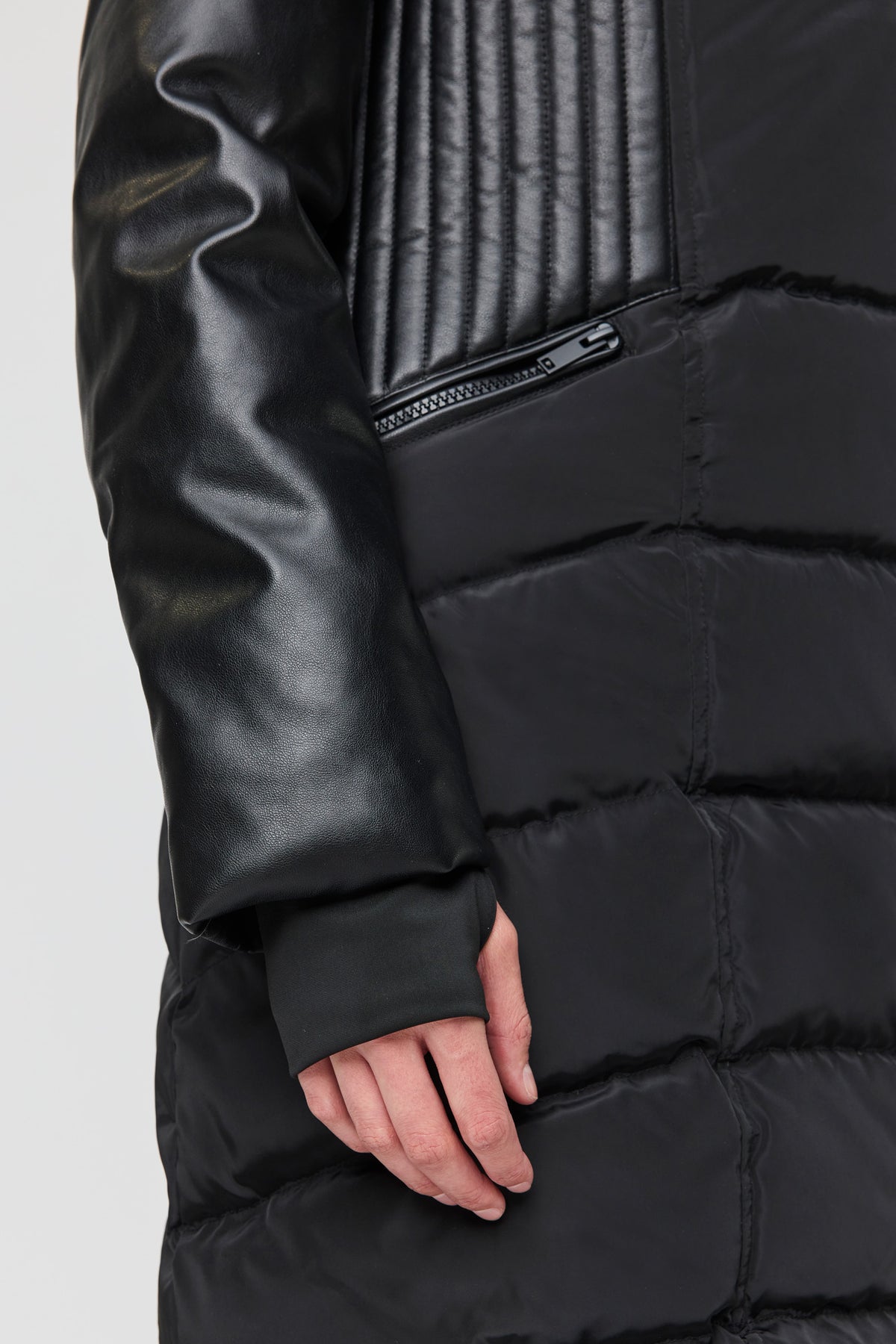 Vue alternative 4. Blouson bouffant à capuchon avec similifourrure