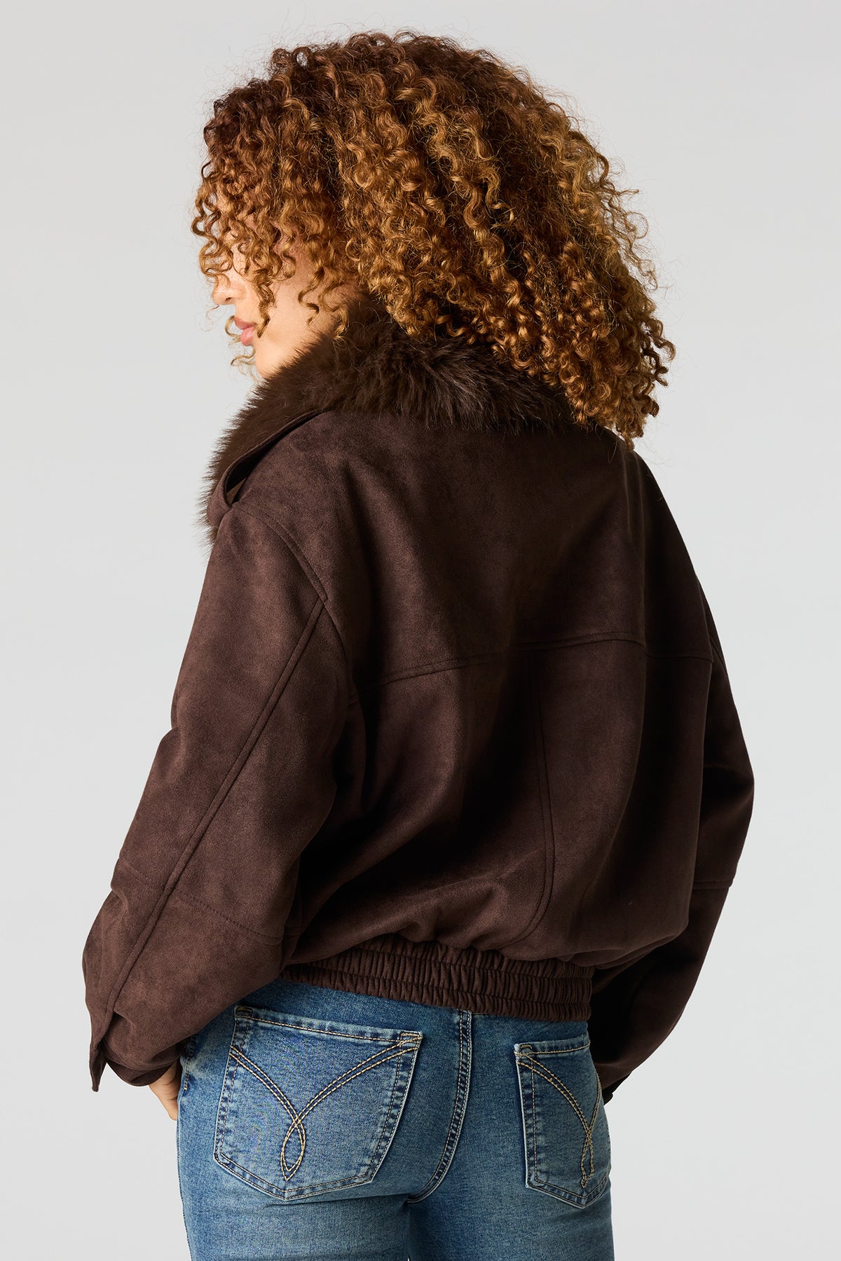 Vue alternative 2. Blouson aviateur en suède avec liséré de fourrure