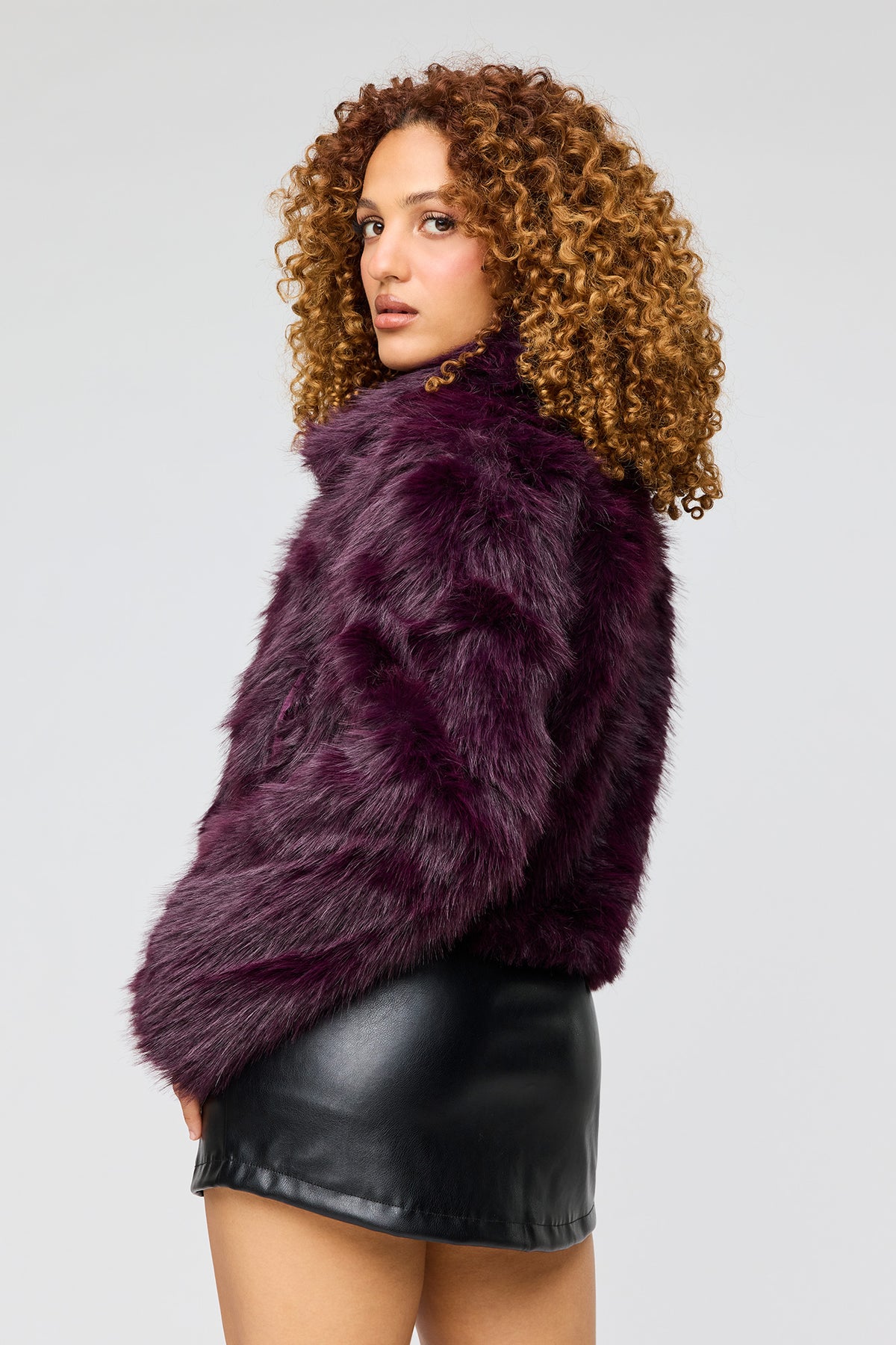 Vue alternative 2. Blouson en similifourrure