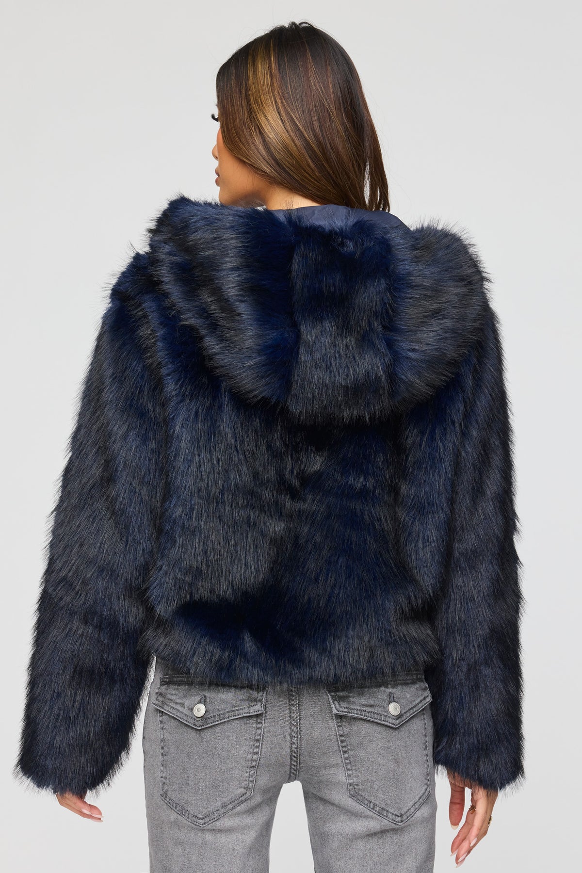 Vue alternative 2. Blouson à capuchon en similifourrure avec fermeture à glissière