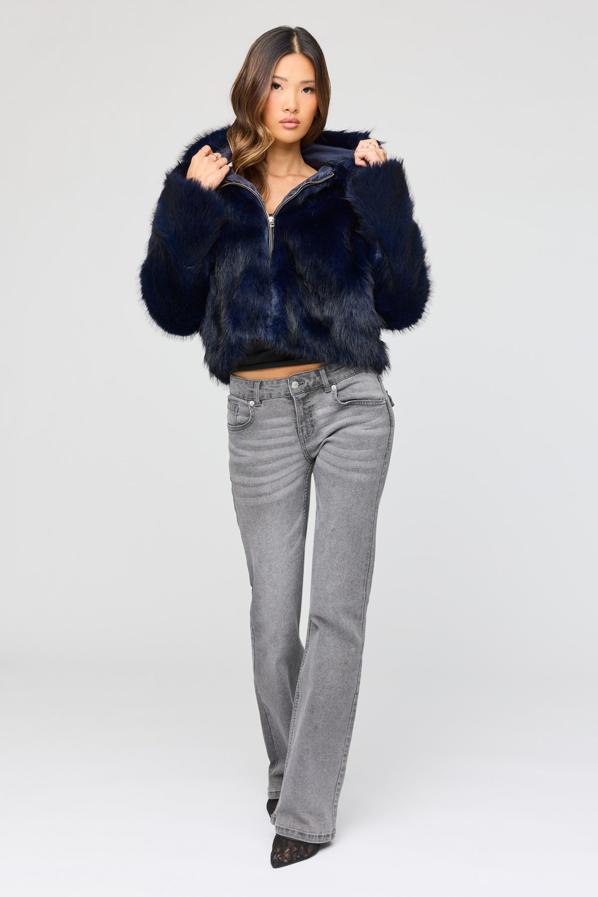 Vue alternative 3. Blouson à capuchon en similifourrure avec fermeture à glissière