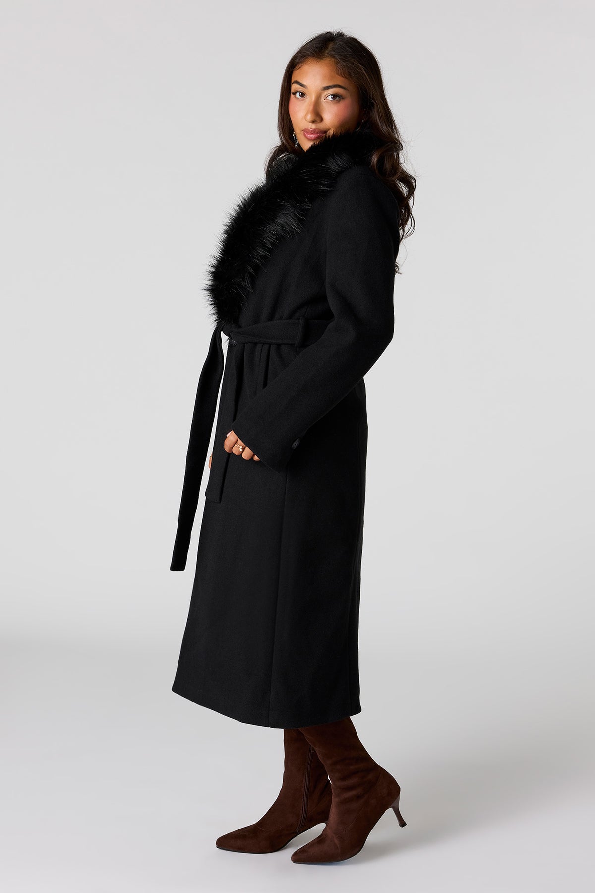 Vue alternative 2. Manteau en similifourrure avec col