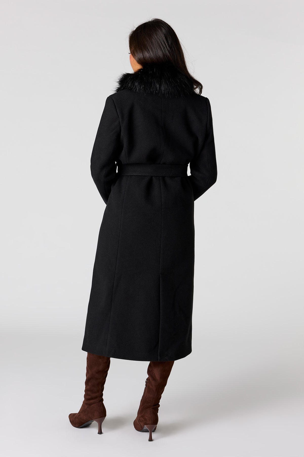 Vue alternative 3. Manteau en similifourrure avec col