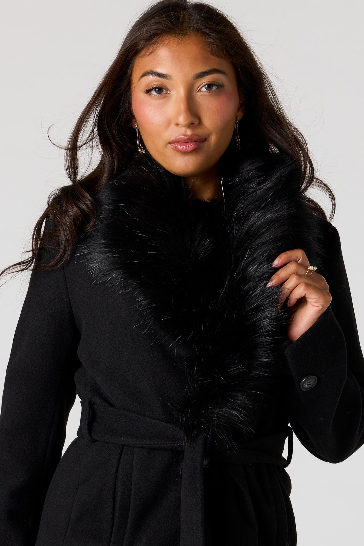 Vue alternative 4. Manteau en similifourrure avec col