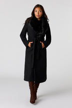 Manteau en similifourrure avec col