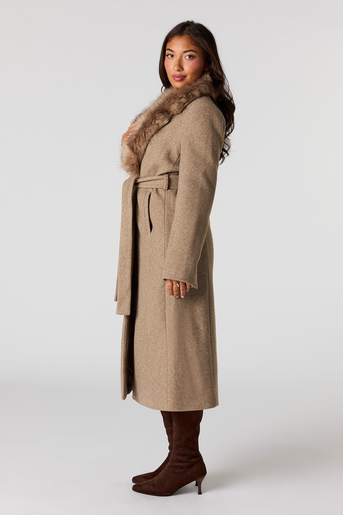 Vue alternative 2. Manteau en similifourrure avec col