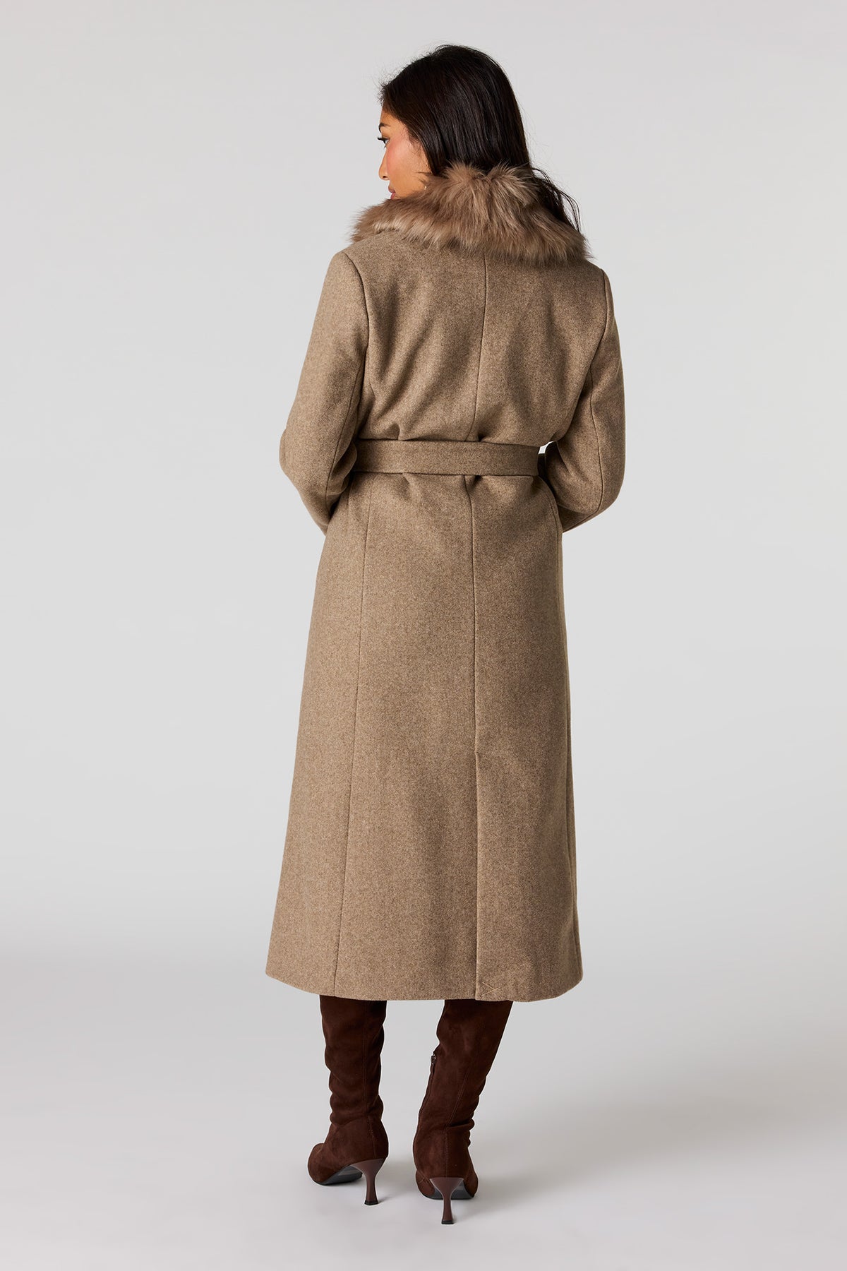 Vue alternative 3. Manteau en similifourrure avec col