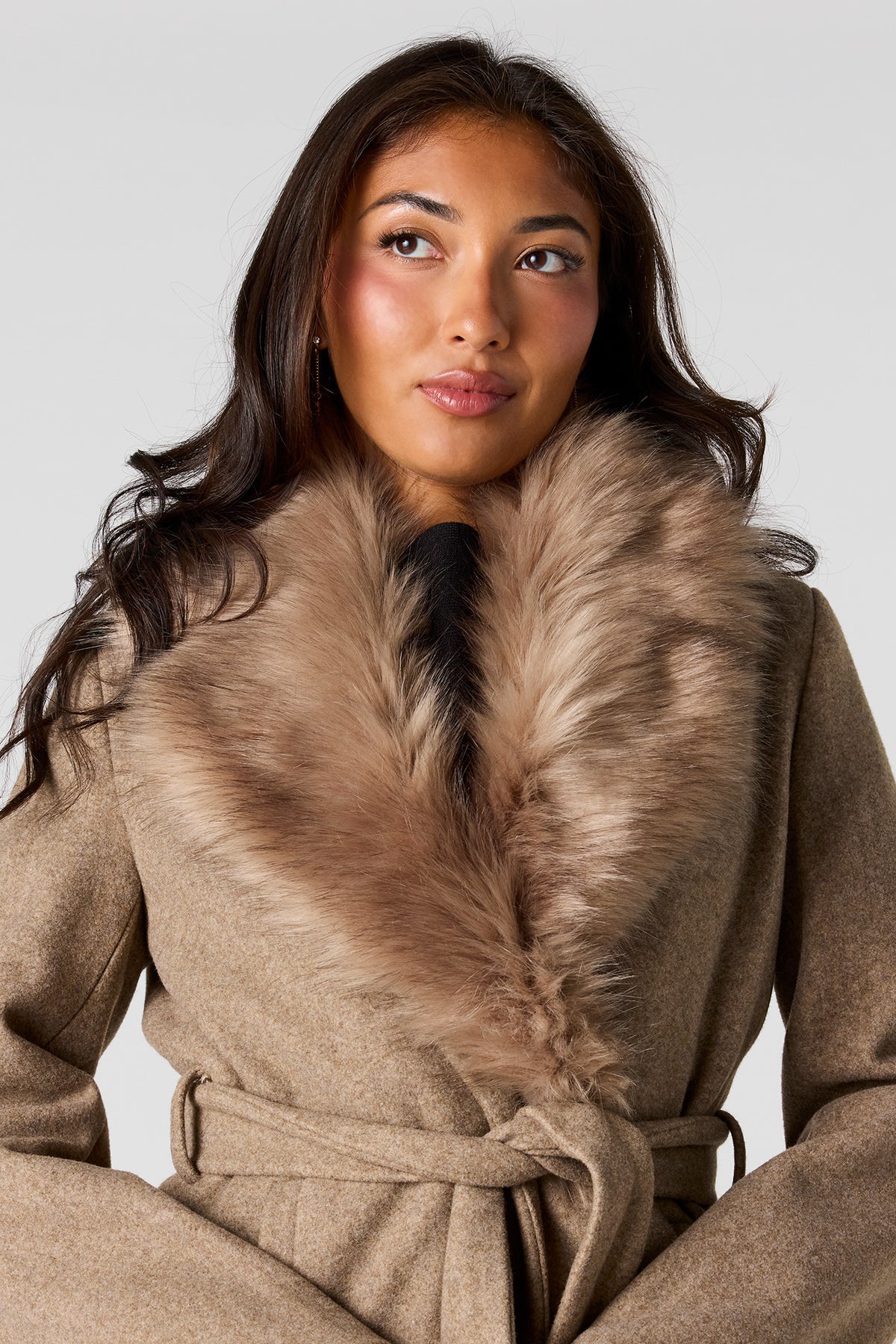 Vue alternative 4. Manteau en similifourrure avec col