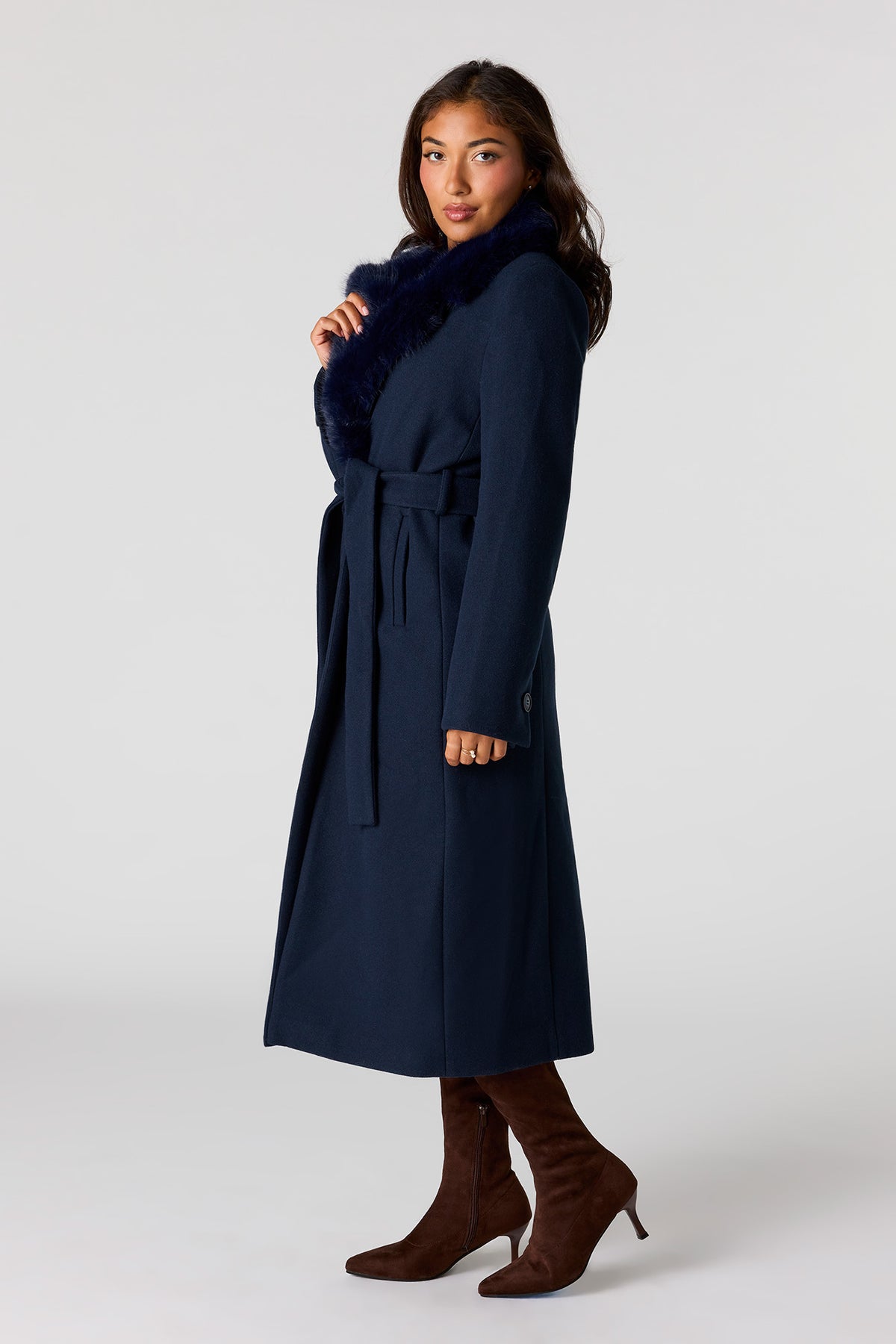 Vue alternative 2. Manteau en similifourrure avec col