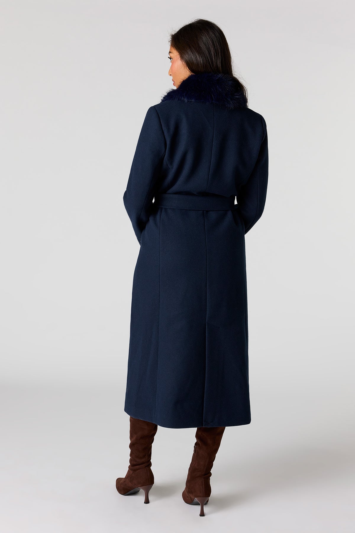Vue alternative 3. Manteau en similifourrure avec col