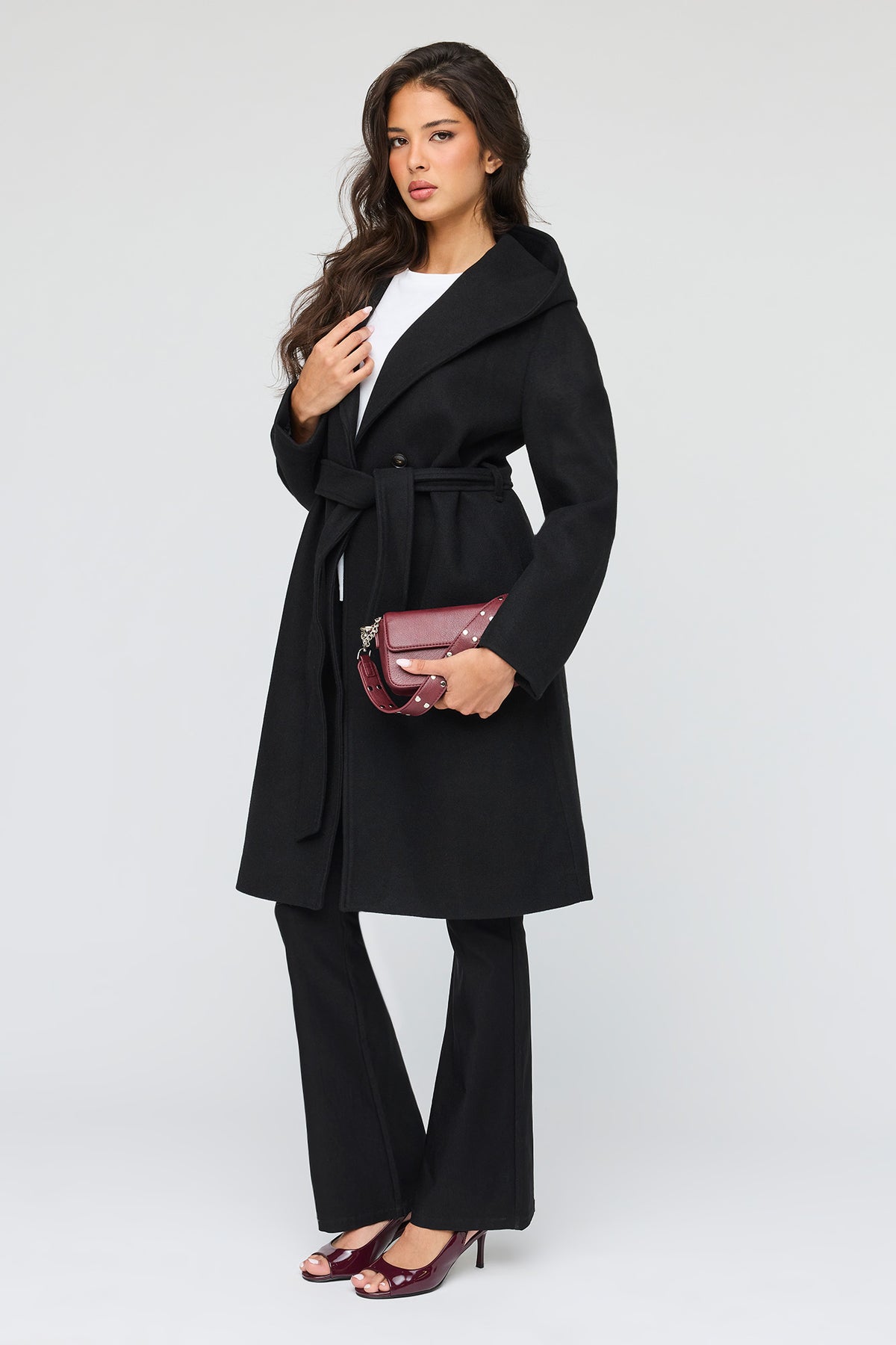 Vue alternative 2. Manteau à capuchon en simililaine avec ceinture
