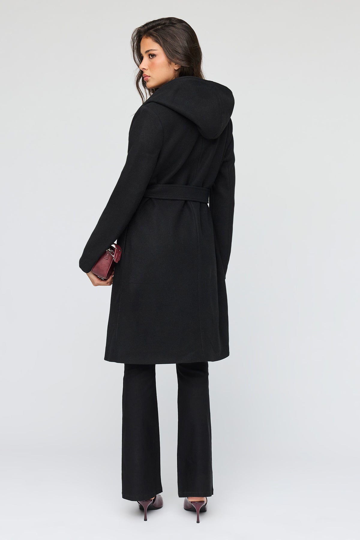 Vue alternative 3. Manteau à capuchon en simililaine avec ceinture