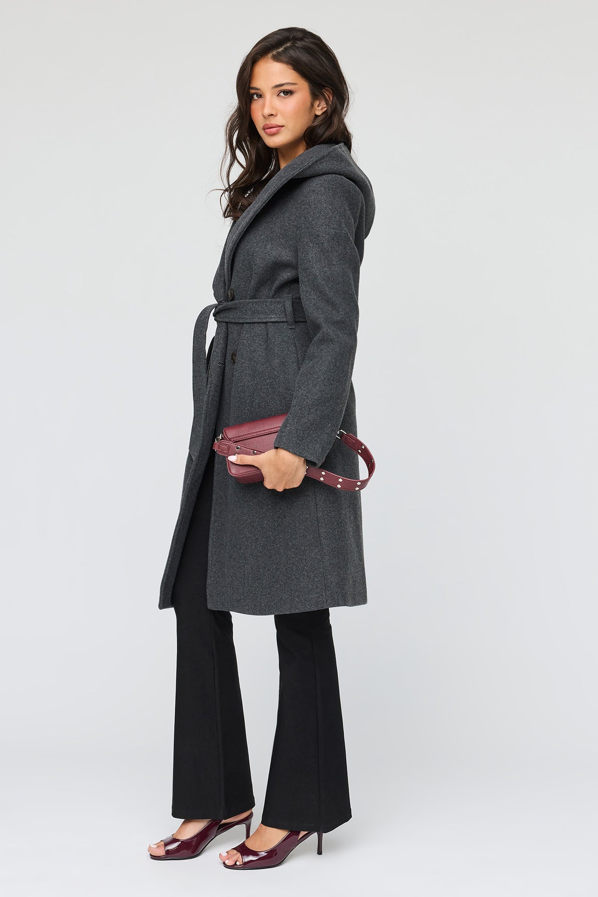 Vue alternative 4. Manteau à capuchon en simililaine avec ceinture