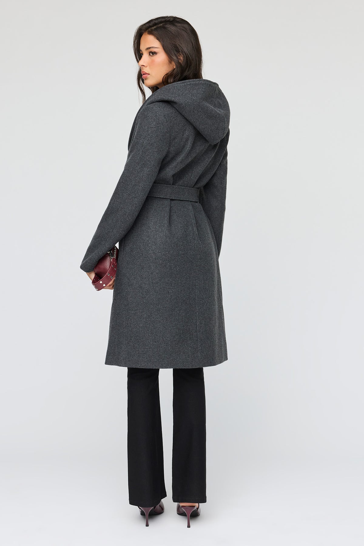 Vue alternative 2. Manteau à capuchon en simililaine avec ceinture