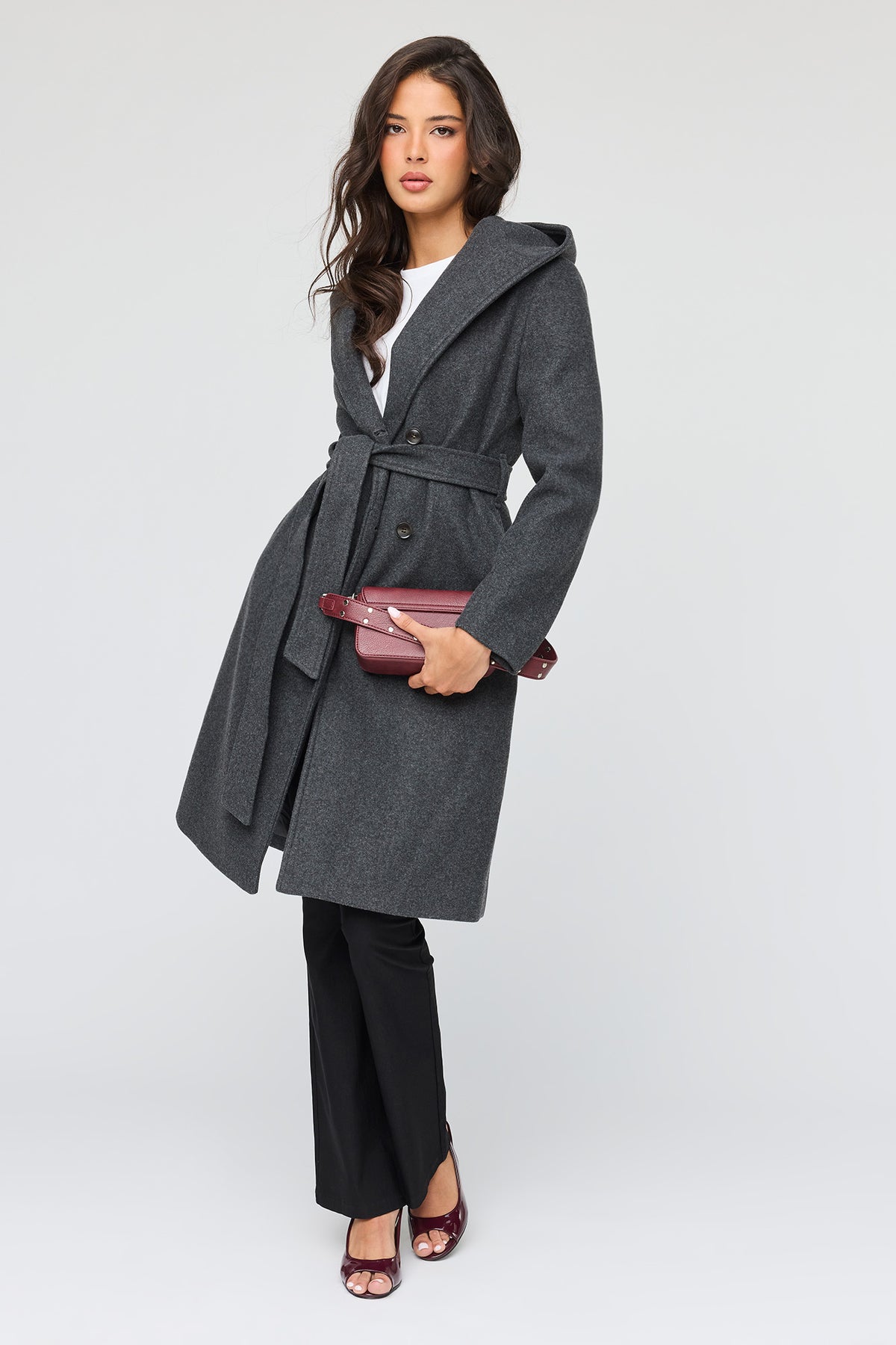 Vue alternative 3. Manteau à capuchon en simililaine avec ceinture