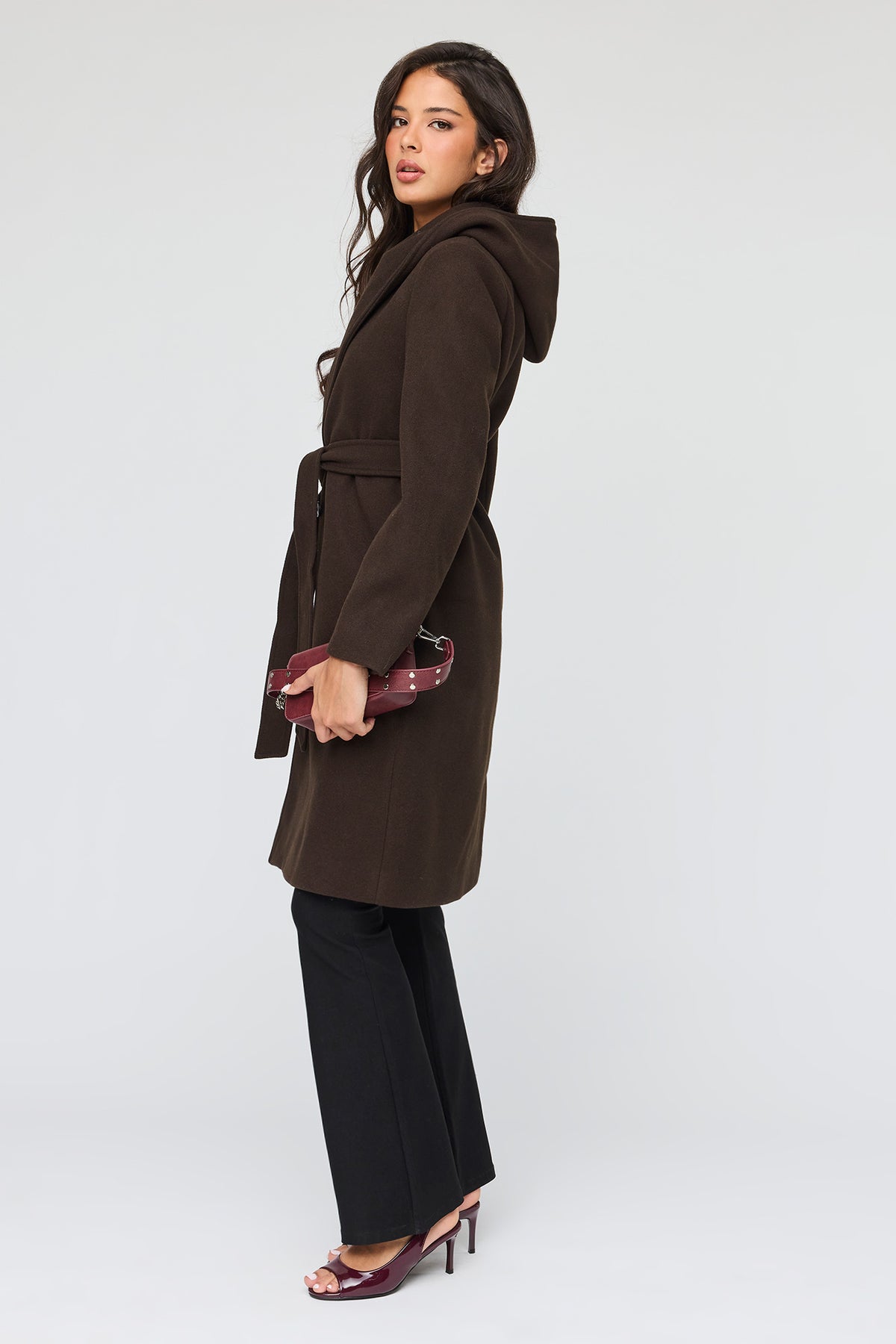 Vue alternative 2. Manteau à capuchon en simililaine avec ceinture