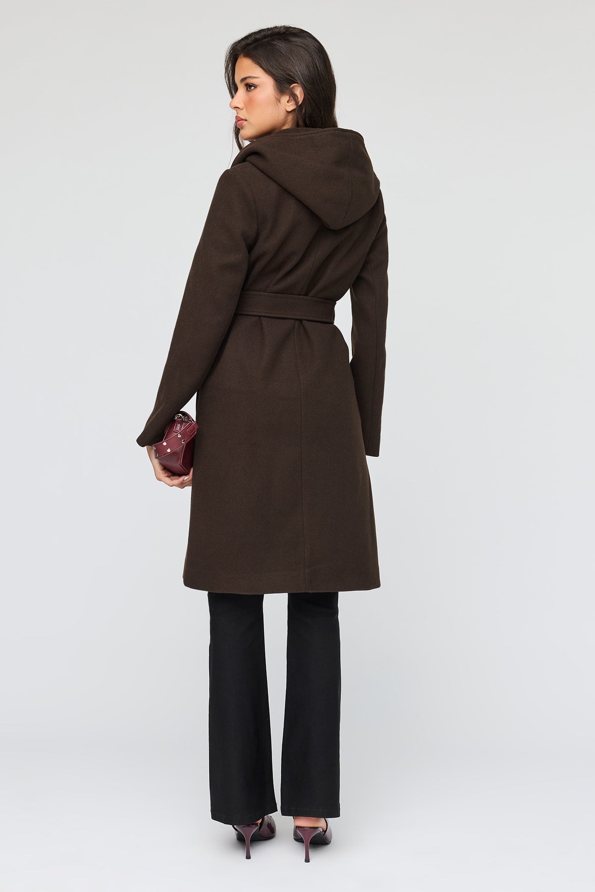 Vue alternative 3. Manteau à capuchon en simililaine avec ceinture