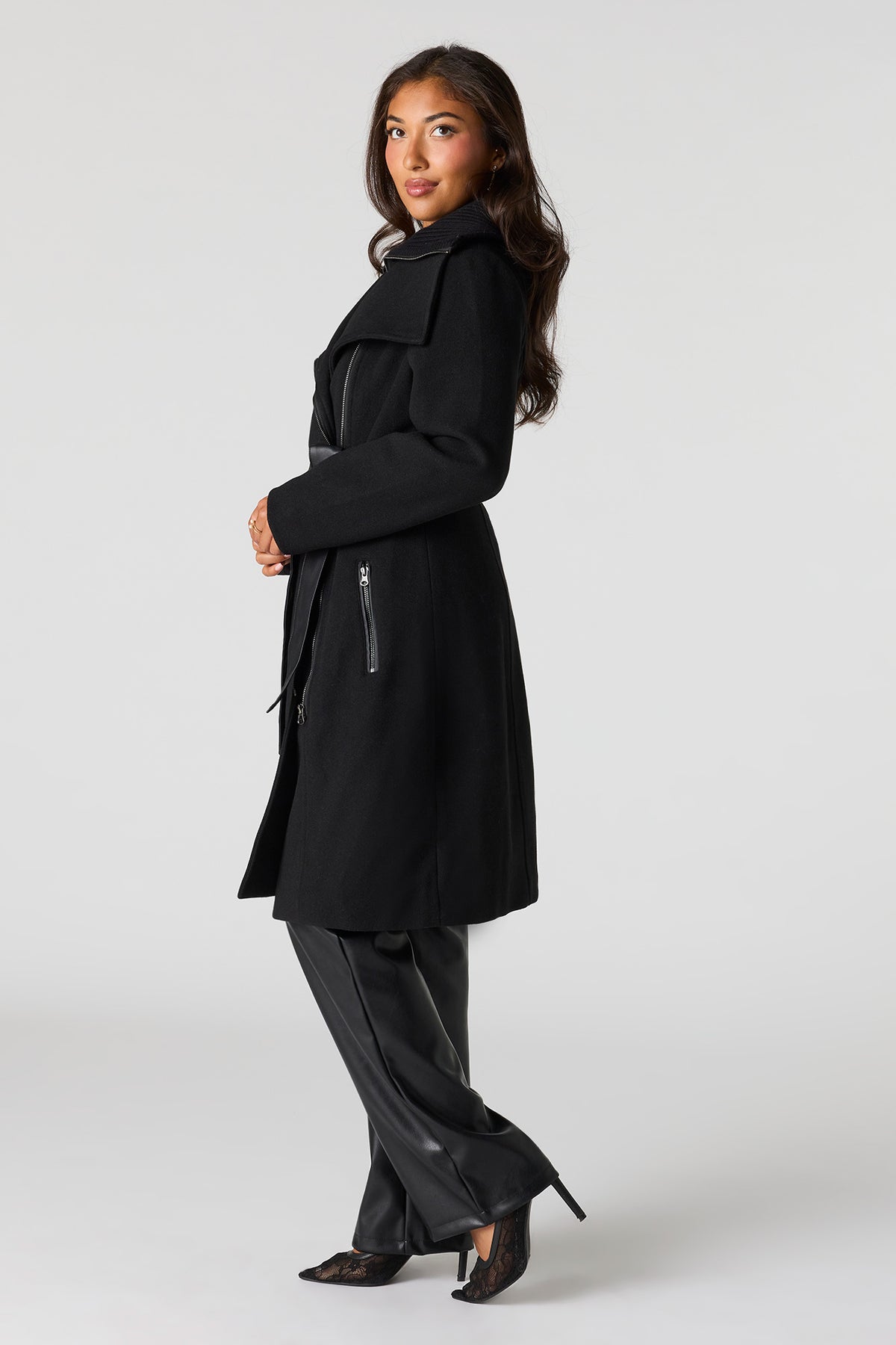 Vue alternative 2. Manteau à double boutonnage avec fermeture à glissière et ceinture