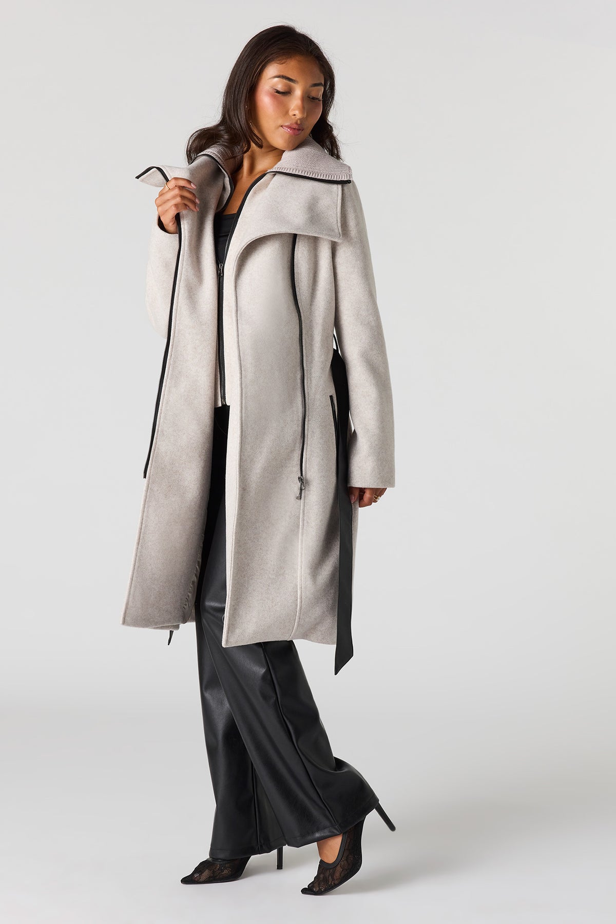 Vue alternative 2. Manteau à double boutonnage avec fermeture à glissière et ceinture