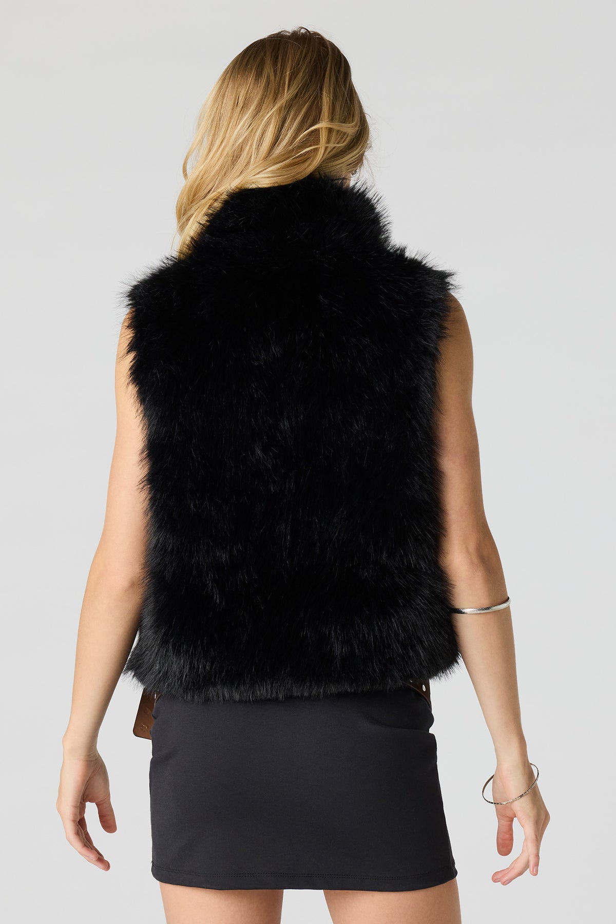Vue alternative 2. Veste en similifourrure