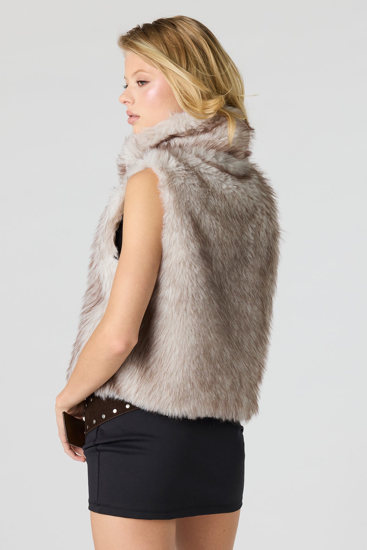 Vue alternative 2. Veste en similifourrure