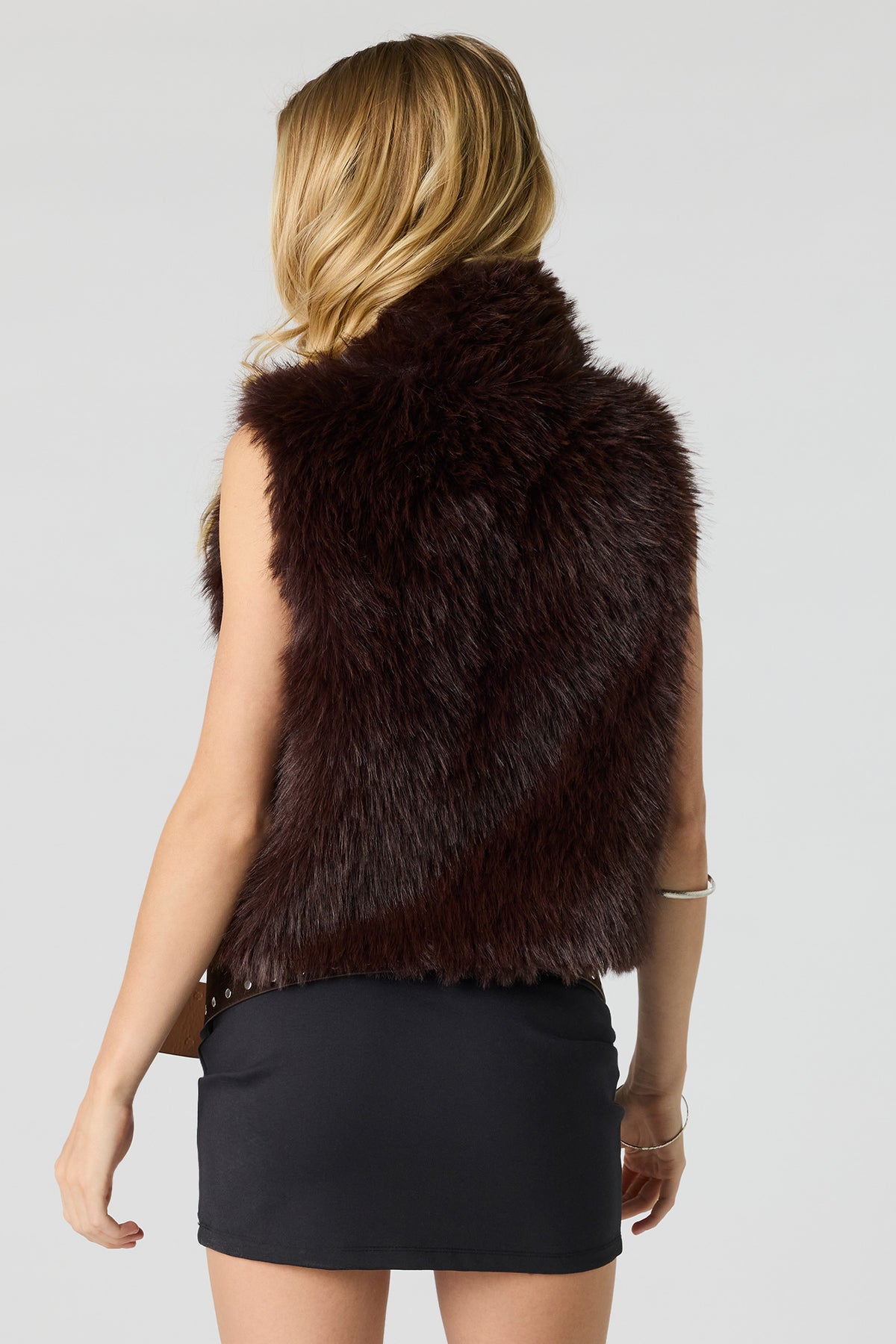 Vue alternative 2. Veste en similifourrure