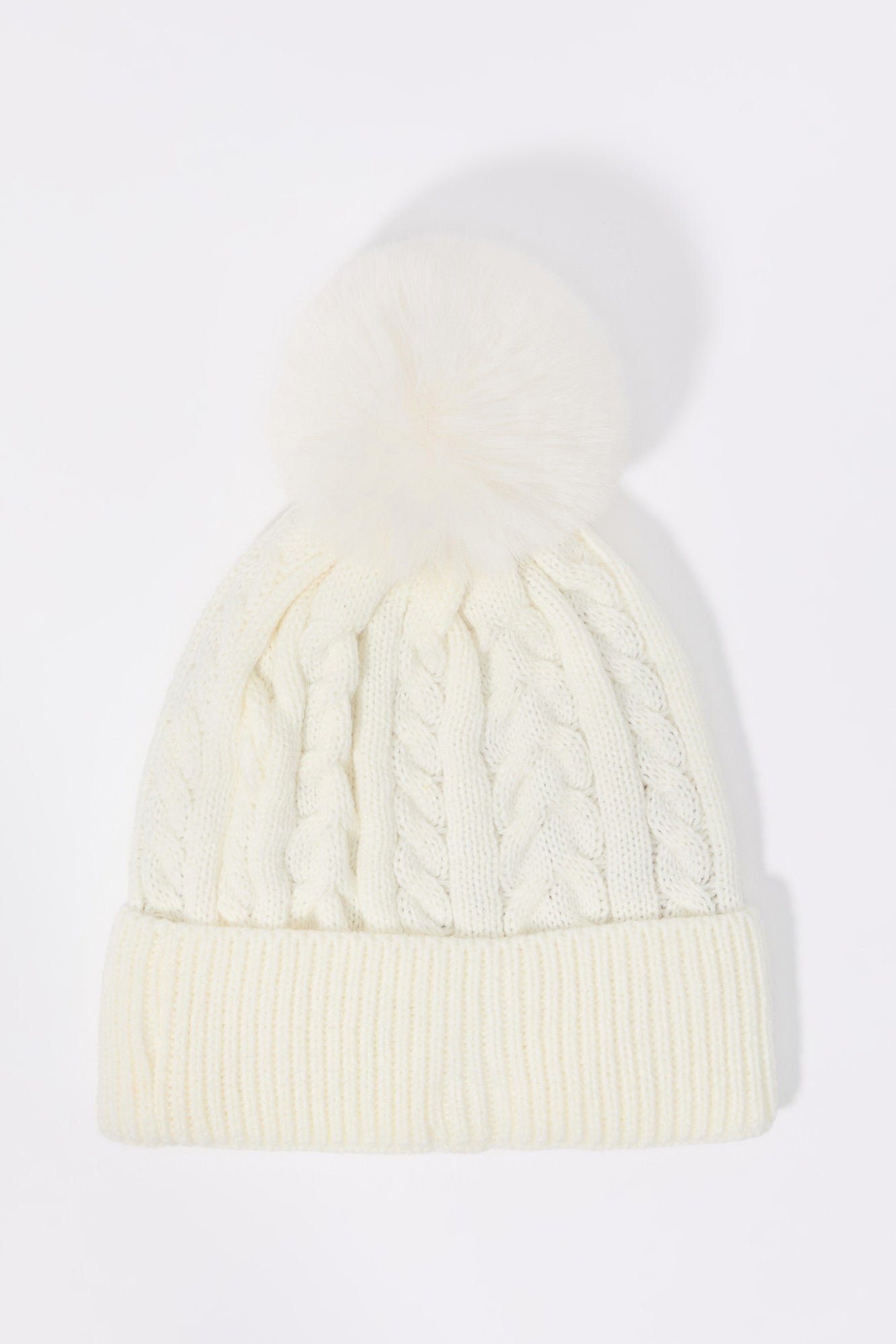 Tuque en tricot torsadé avec pompon