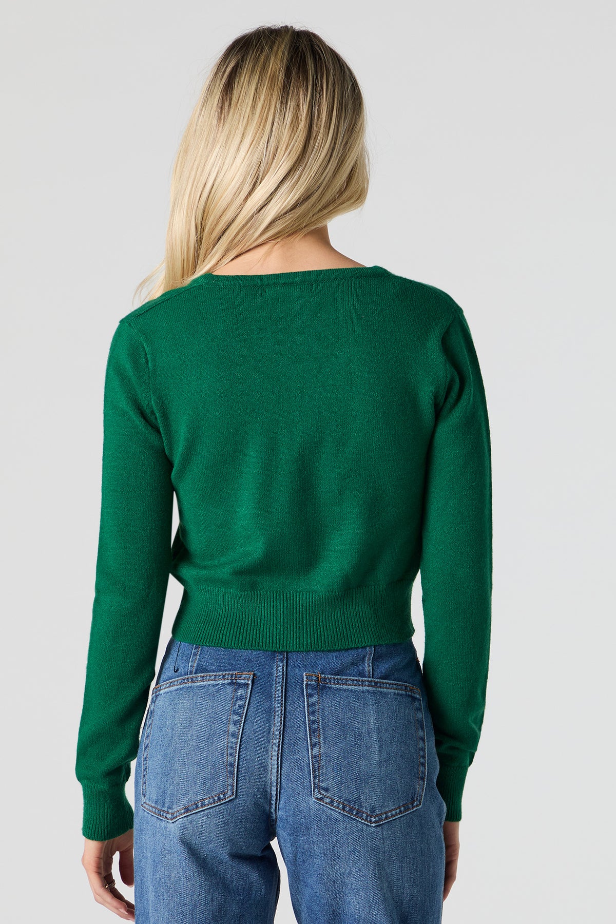 Vue alternative 2. Chandail boutonné avec motif brodé