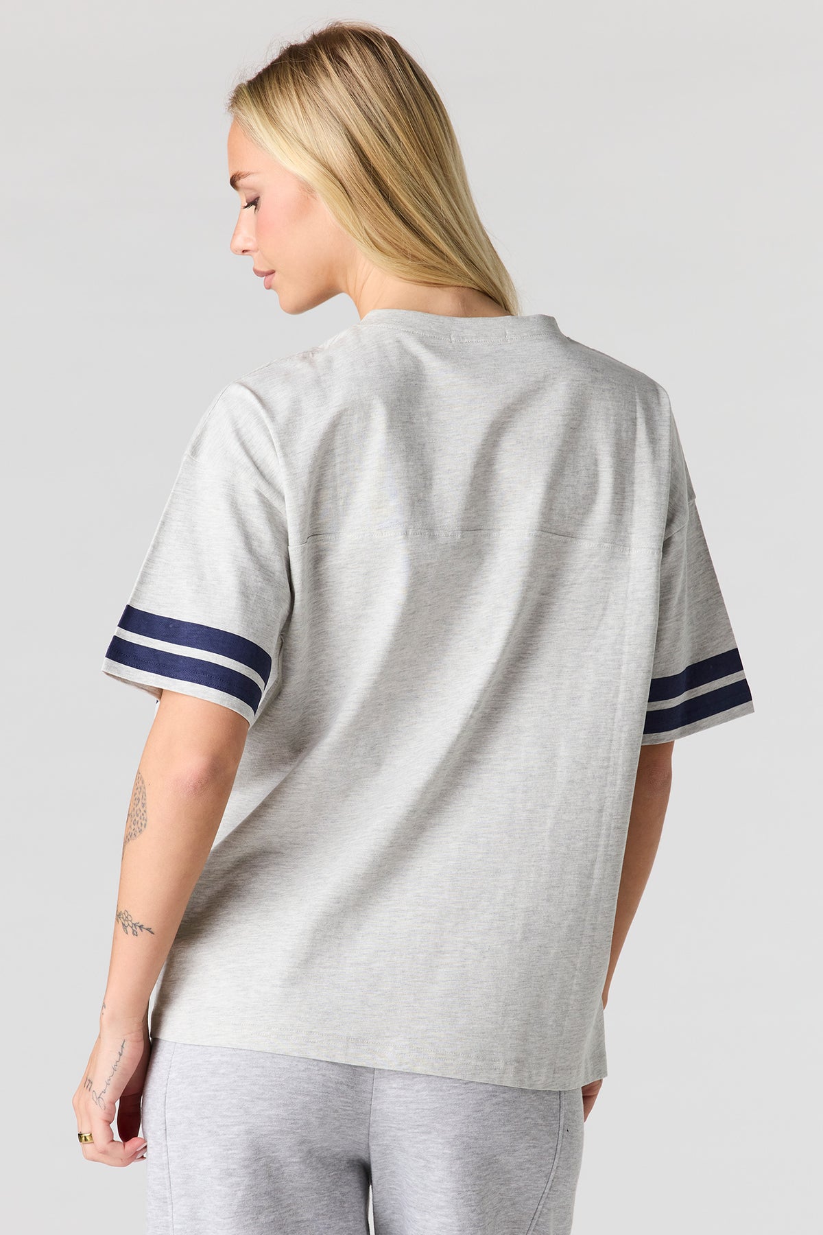 Vue alternative 2. T-shirt imprimé à encolure en V