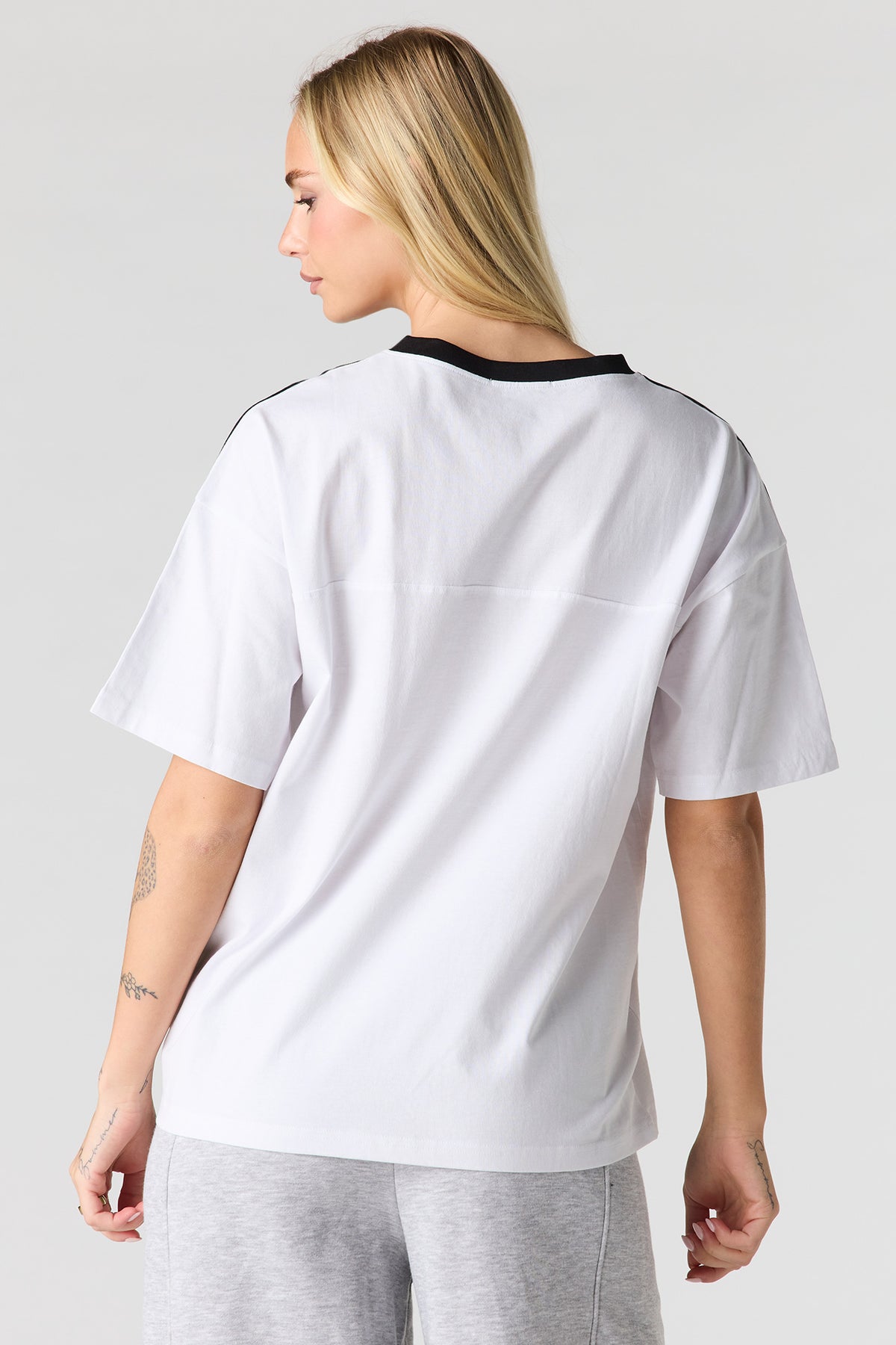Vue alternative 2. T-shirt imprimé à encolure en V