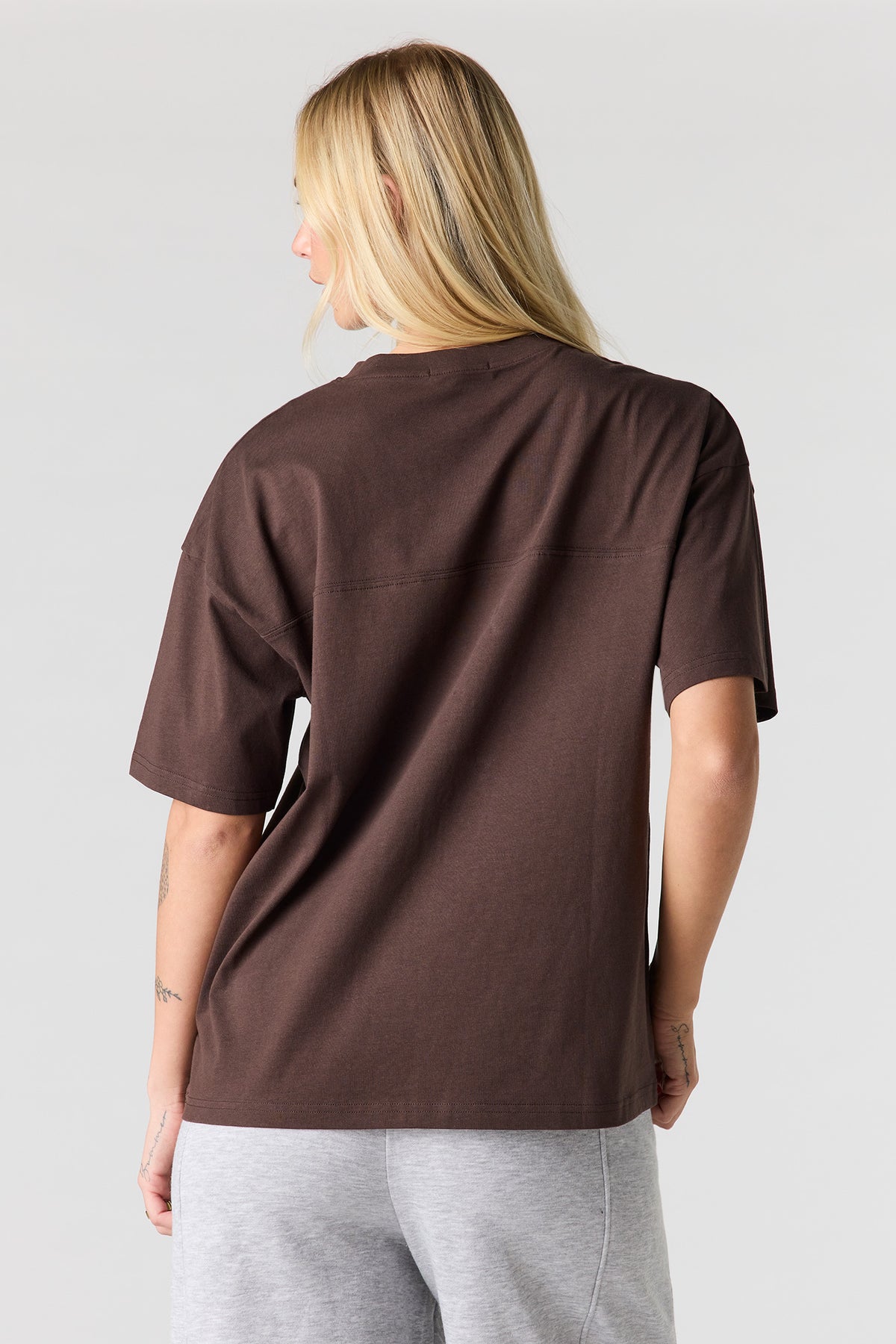 Vue alternative 2. T-shirt imprimé à encolure en V
