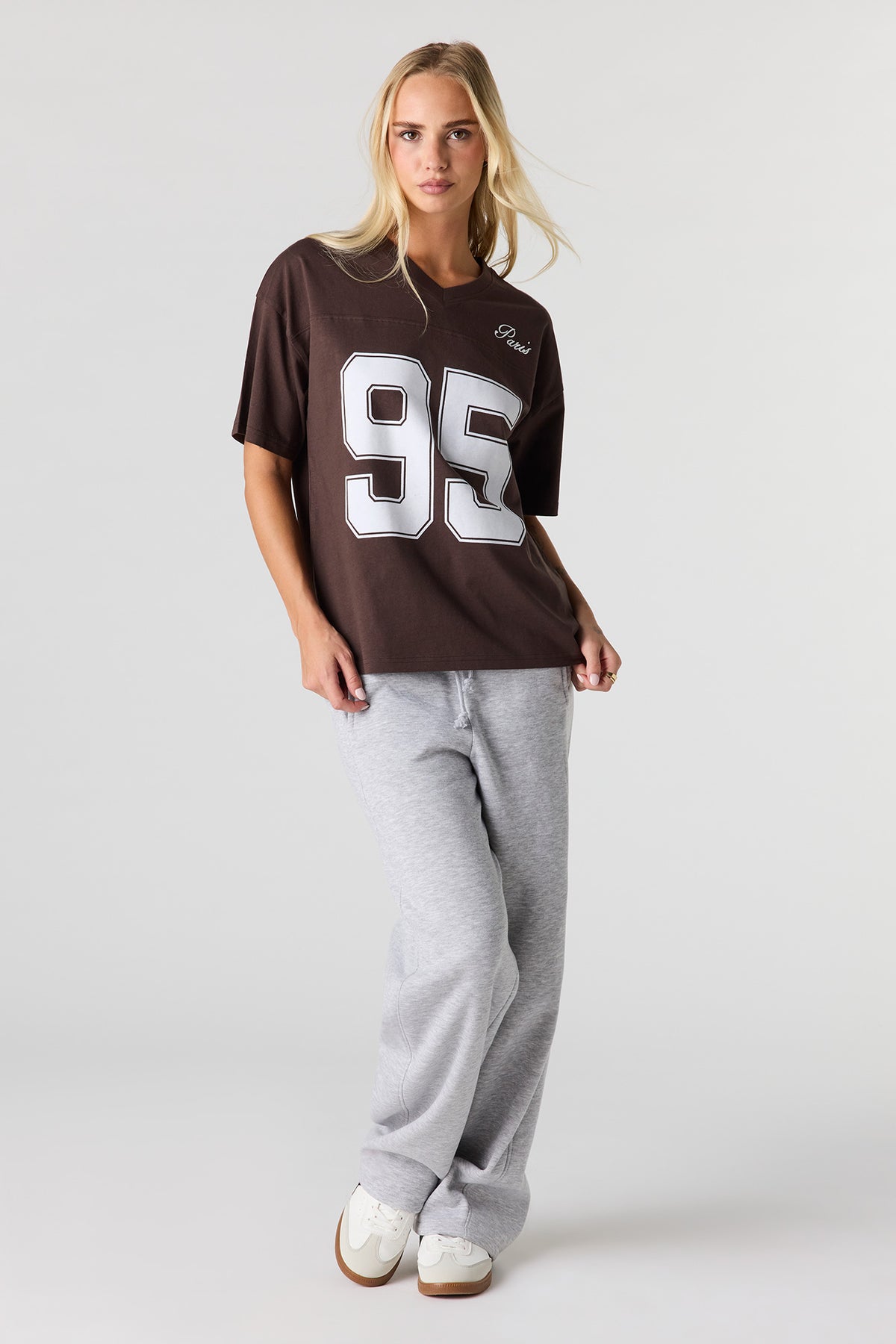Vue alternative 3. T-shirt imprimé à encolure en V