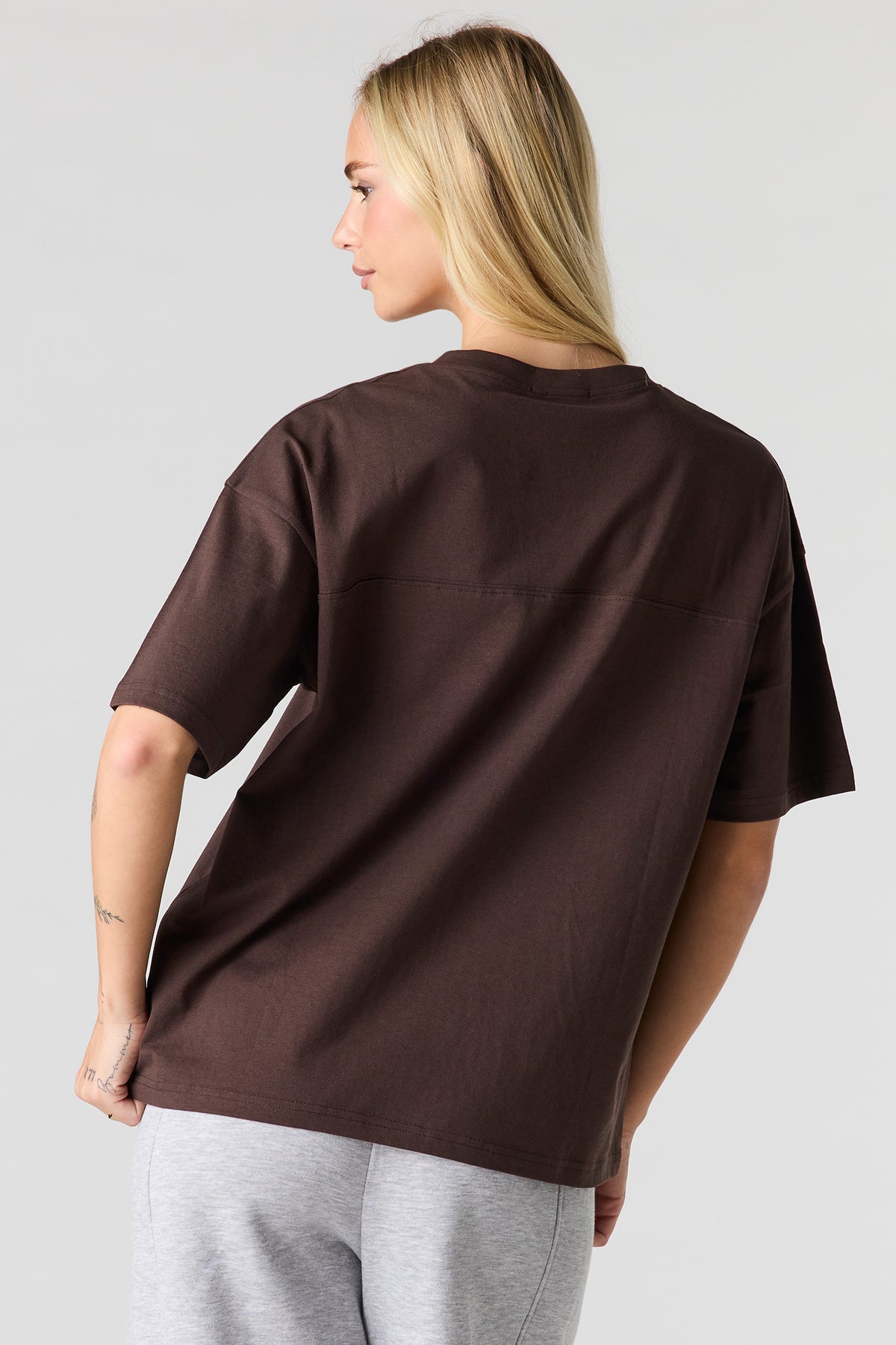 Vue alternative 2. T-shirt imprimé à encolure en V