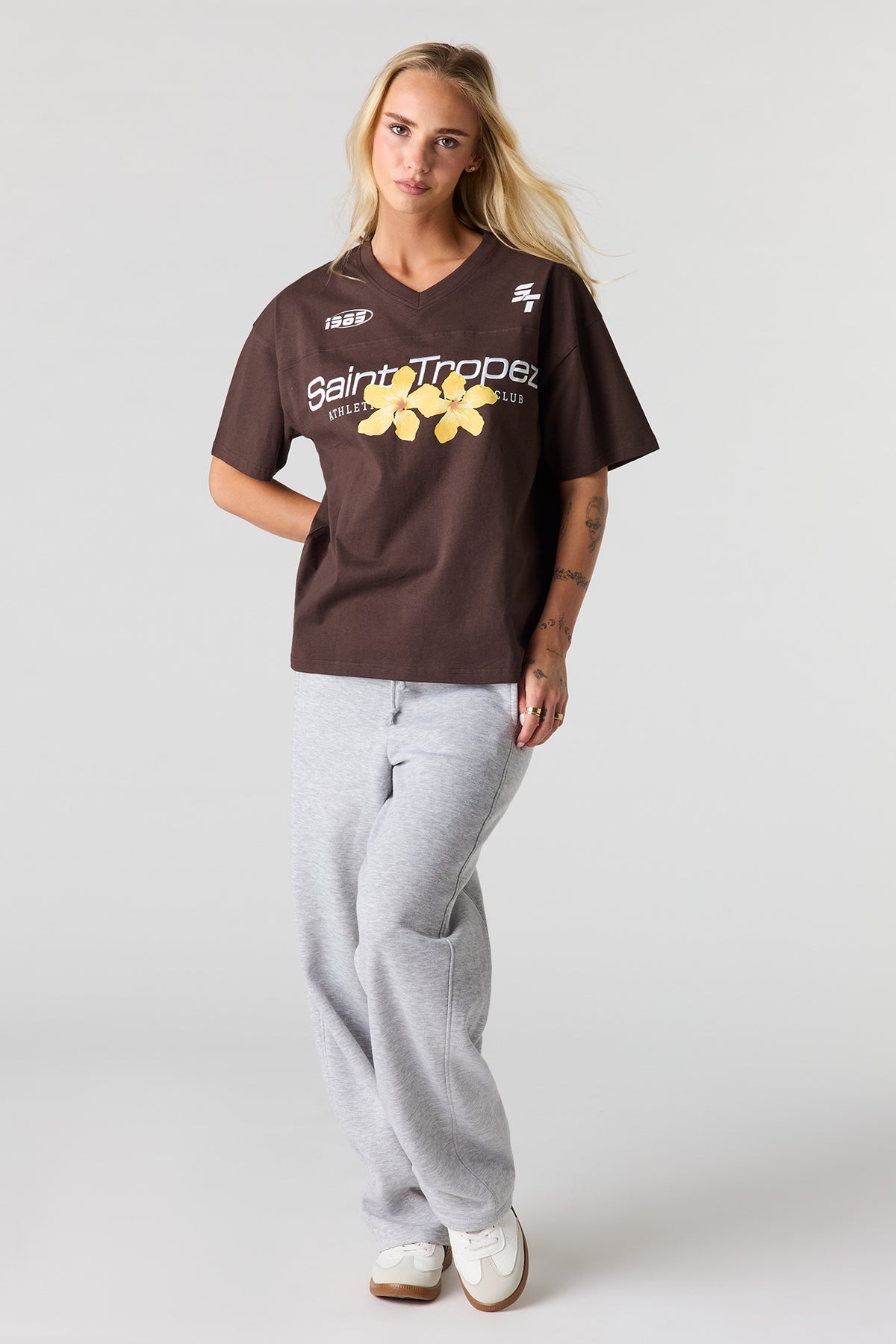 Vue alternative 3. T-shirt imprimé à encolure en V