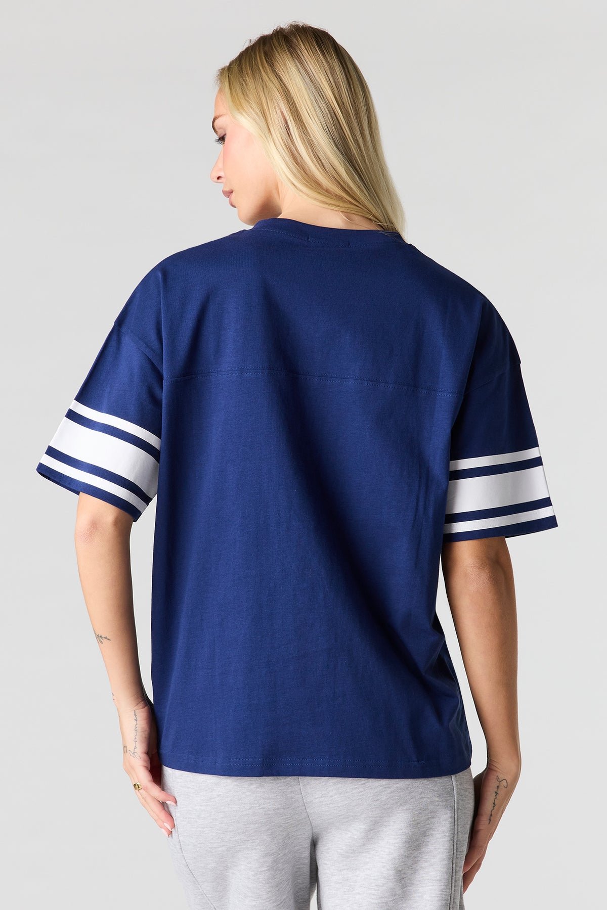 Vue alternative 2. T-shirt imprimé à encolure en V