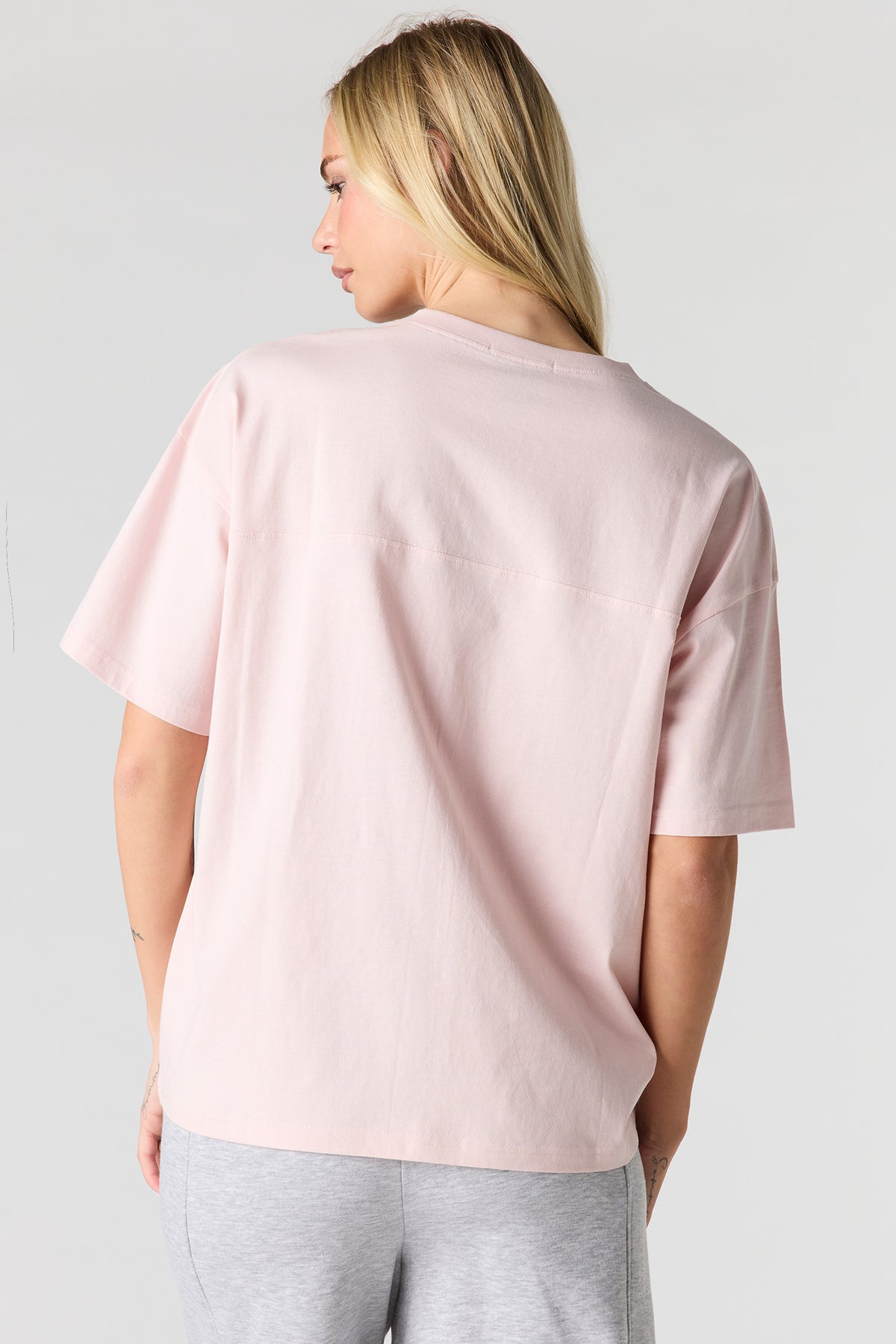 Vue alternative 2. T-shirt imprimé à encolure en V