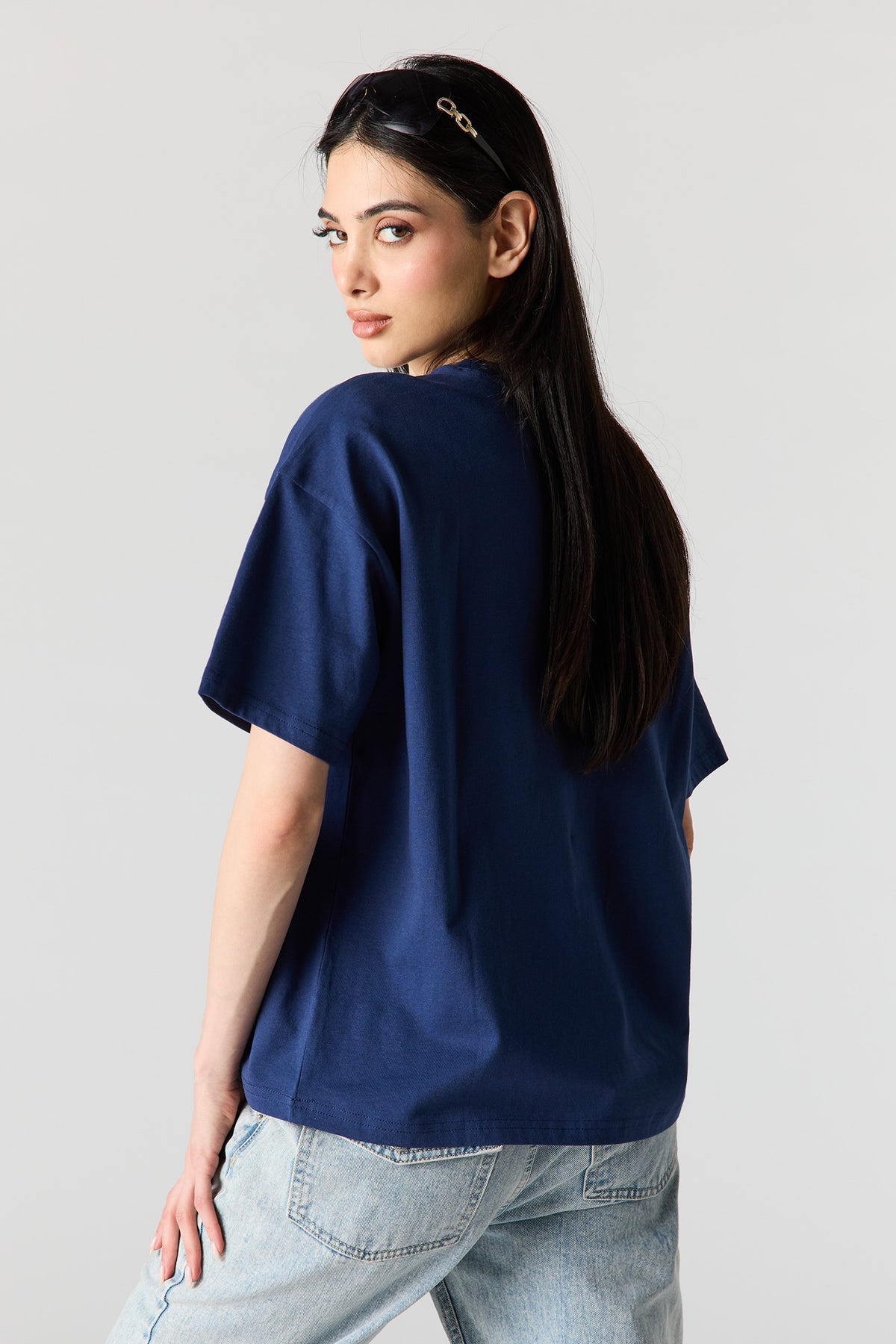 Alt View 2. Graphic Oversized T-Shirt - Dark Blue