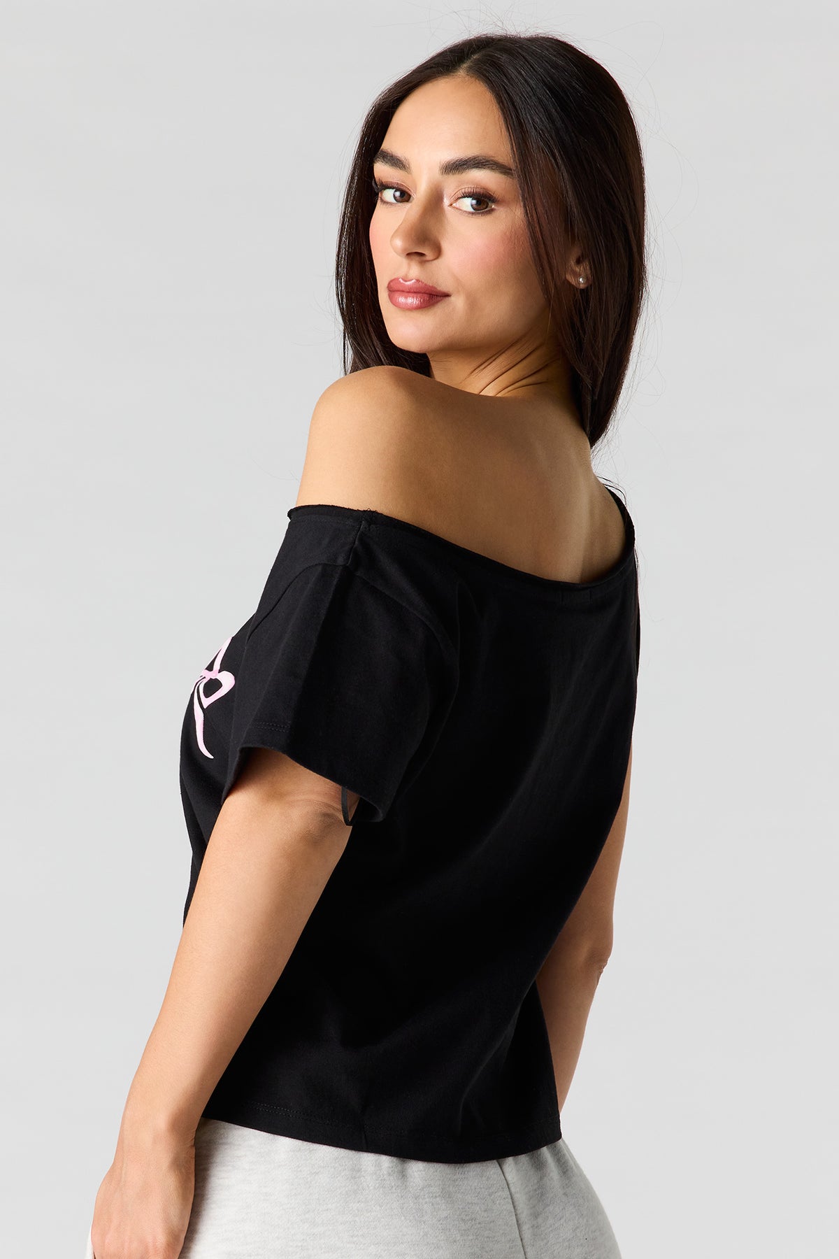 Vue alternative 2. T-shirt imprimé à épaules dénudées