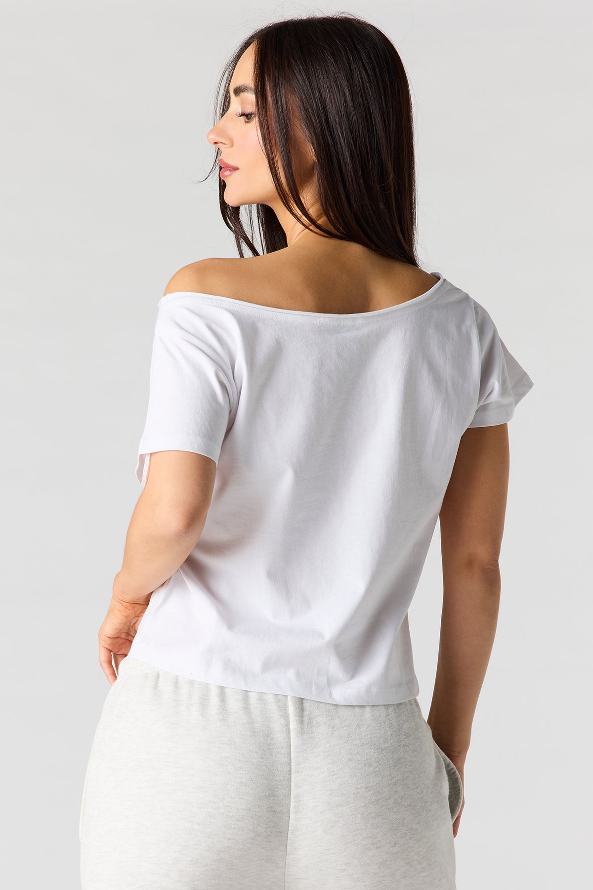 Vue alternative 2. T-shirt imprimé à épaules dénudées